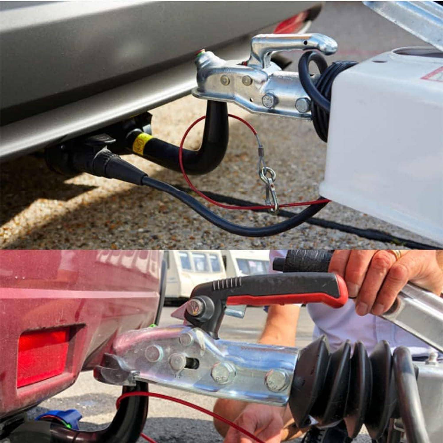 Nahaufnahme einer Anhängerkupplung, die ein Zugfahrzeug mit einem Anhänger verbindet, zeigt die Metallverriegelung und das befestigte Sicherheitsseil.
