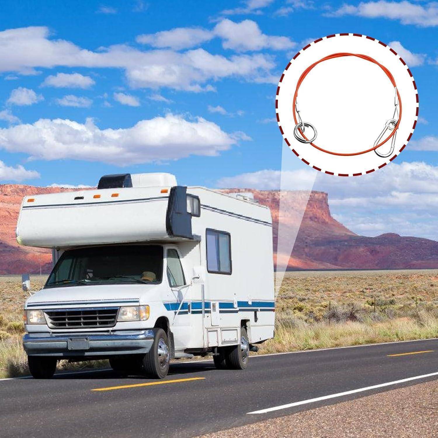 RV fährt auf einer Autobahn in einer Wüstenlandschaft, mit einer vergrößerten Darstellung, die einen aufgewickelten Sicherheitskabelanschluss zeigt, der an dem RV befestigt ist.