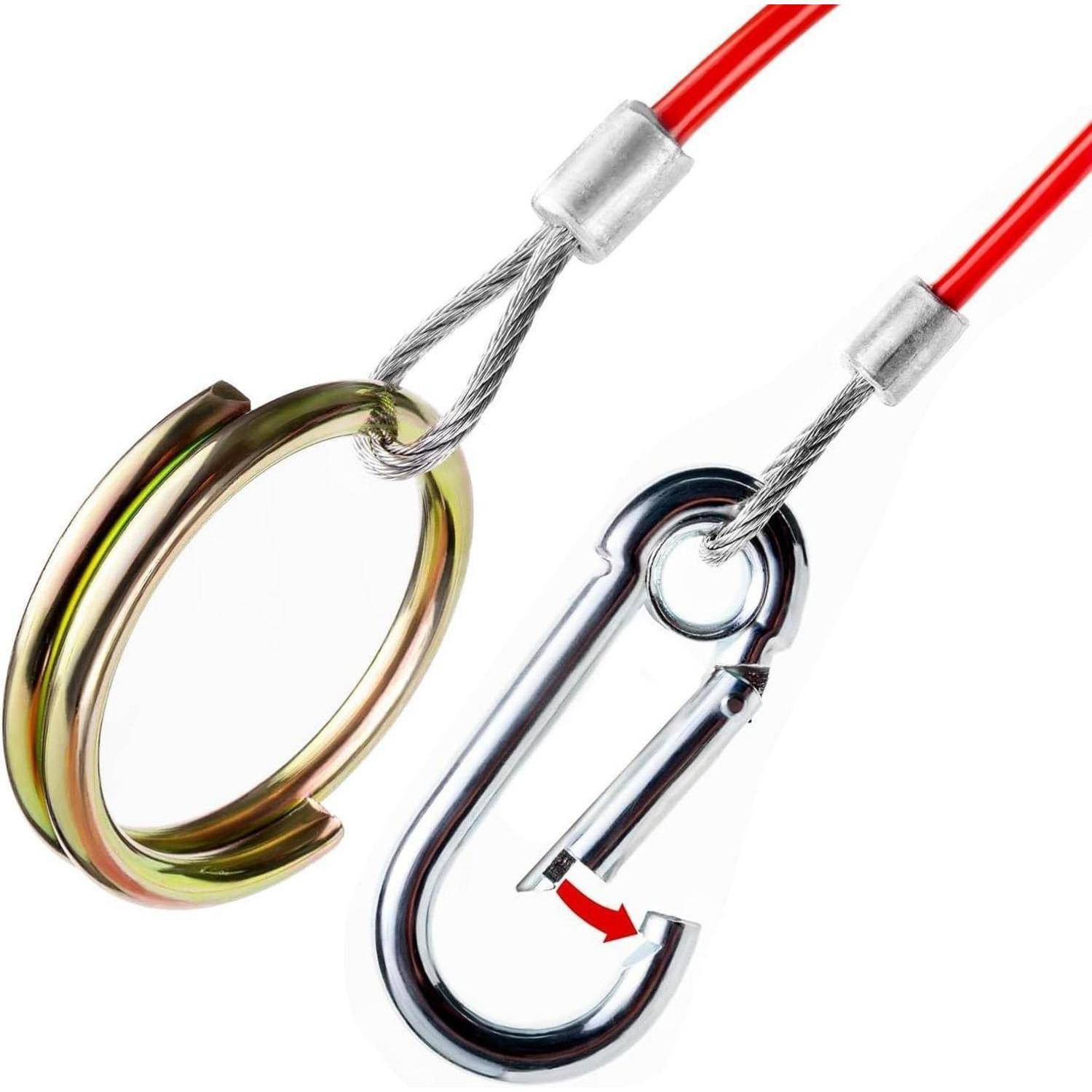 Zwei Drahtseillinge mit roten Hülsen: einer durch einen Metallhebeösen gefädelt, der andere an einem Karabinerhaken mit einem Öffnungspfeil befestigt.