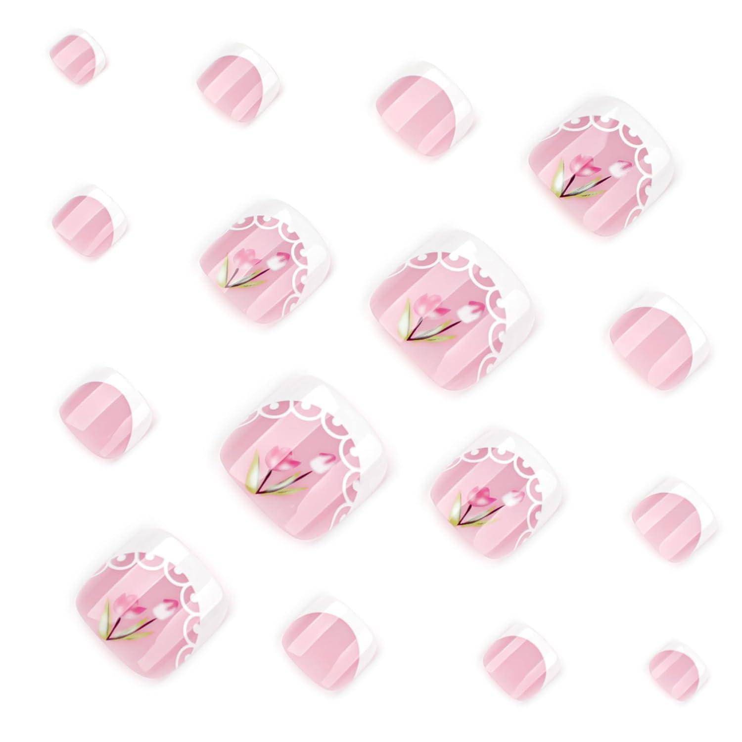 Rosa Nagelkunst-Design mit weißen gewellten Kanten und kleinen Kirschblüten-Blüten auf weißem Hintergrund, dargestellt als mehrere glänzende Nagelspitzen.