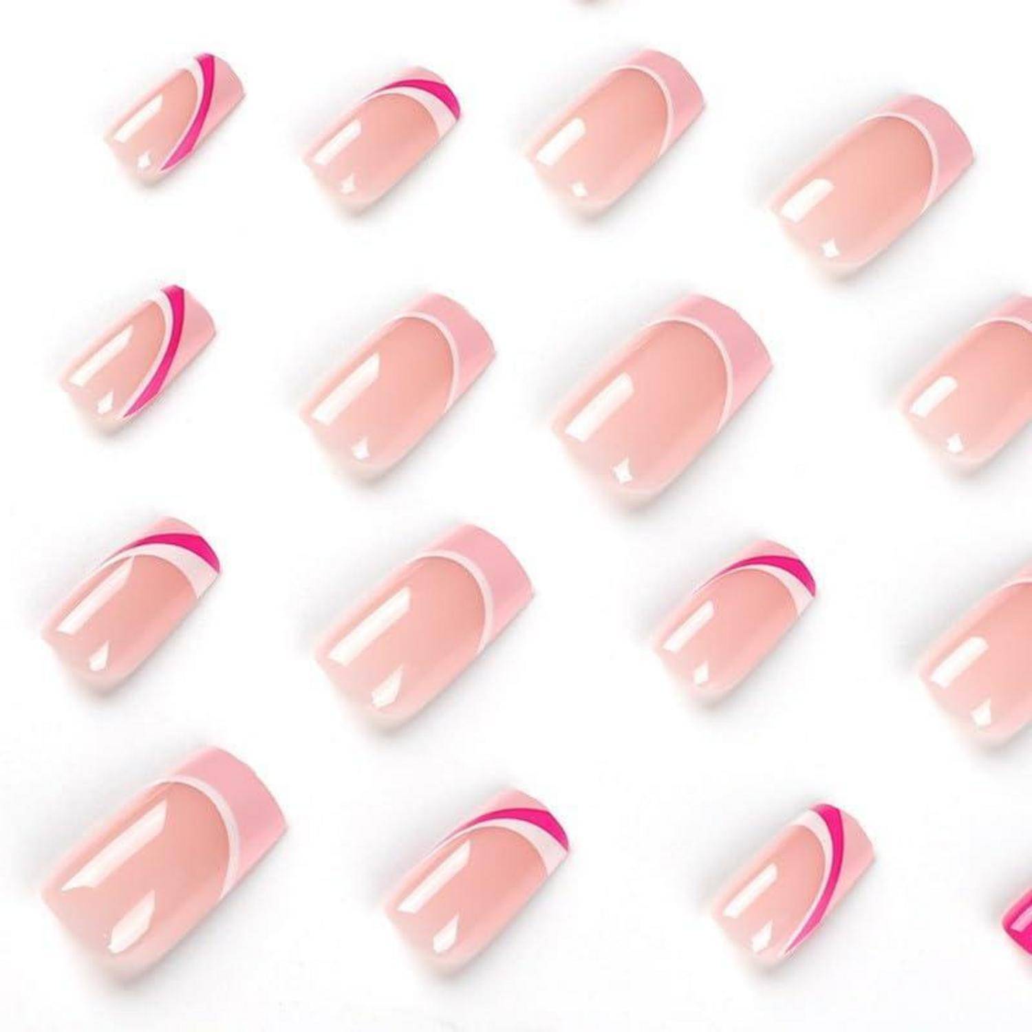 Muster von glänzenden rosa manikürten Nägeln mit weißen und magentafarbenen Akzenten, angeordnet in einem sich wiederholenden diagonalen Gitter auf weißem Hintergrund.