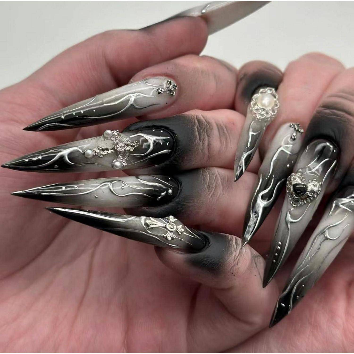 Künstliche Fingernägel Stiletto Schwarz 3D Herz Charms AG1