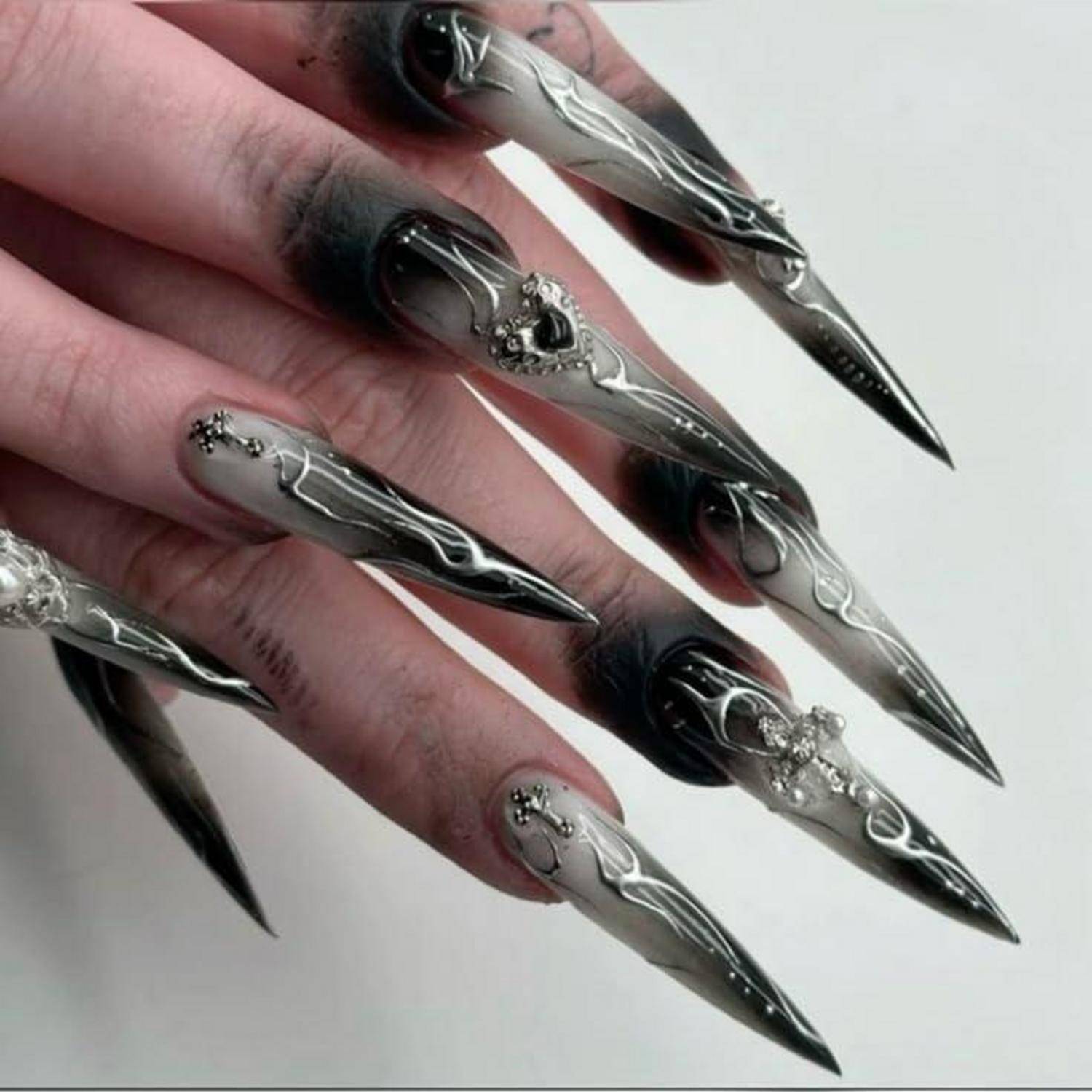 Künstliche Fingernägel Stiletto Schwarz 3D Herz Charms AG1
