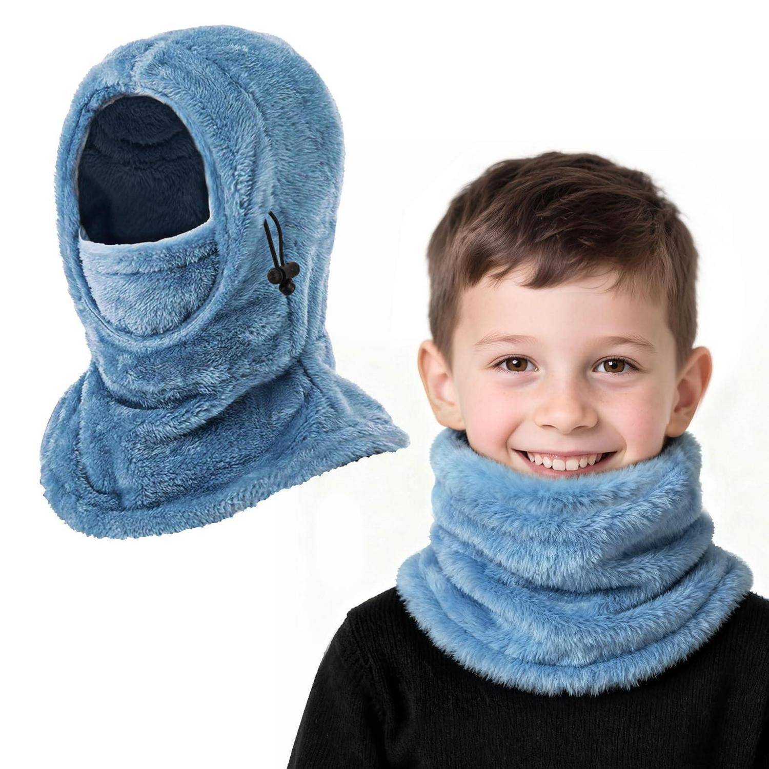 Blaue flauschige Sturmhaube im Balaclavastil und Nackenwärmer, gezeigt an einem lächelnden Jungen, mit dem Produkt separat auf der linken Seite abgebildet.