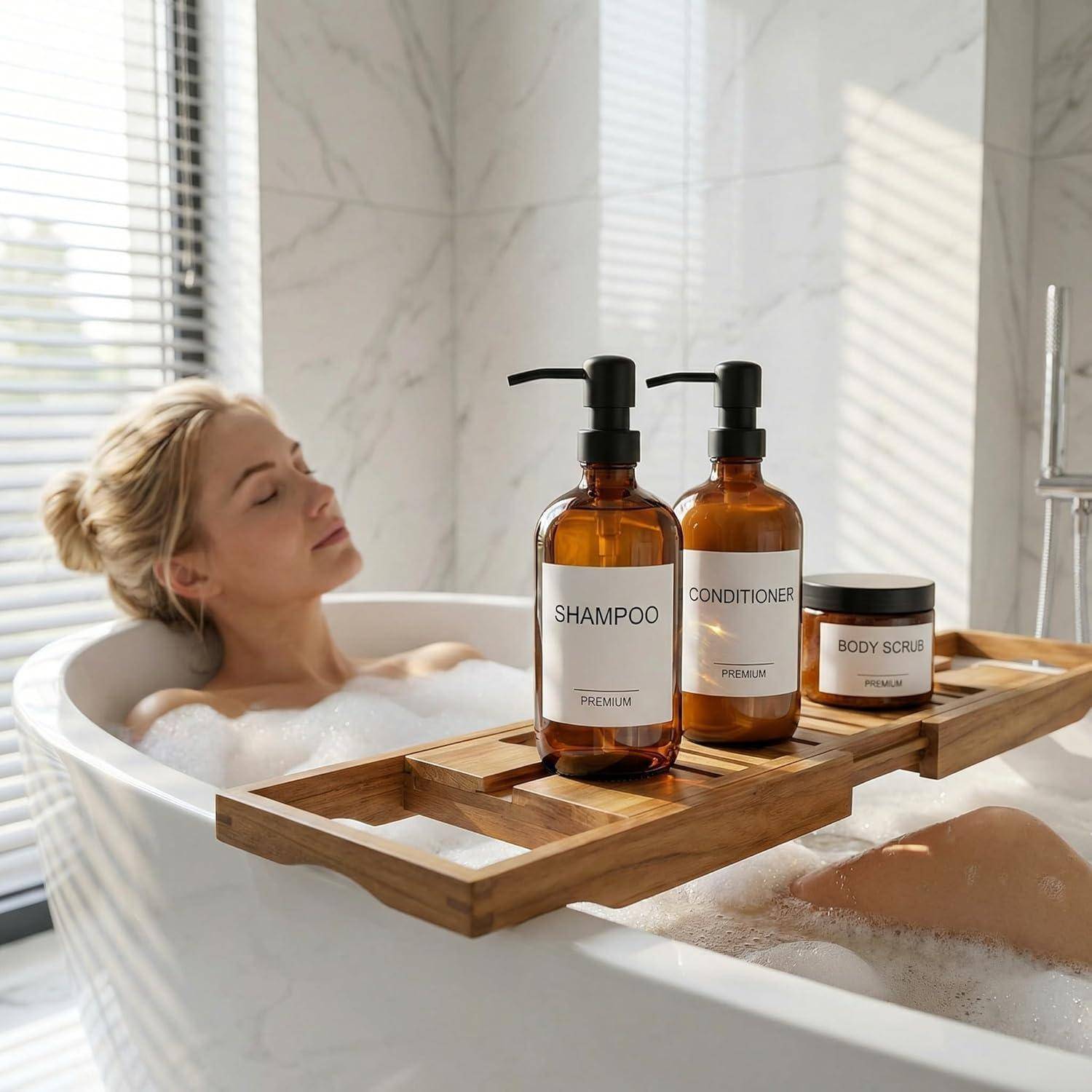 Frau, die sich in einem Schaumbad entspannt, mit einem Holztablett, das Shampoo-, Conditioner- und Körperpeeling-Flaschen in einem hellen Badezimmer hält.