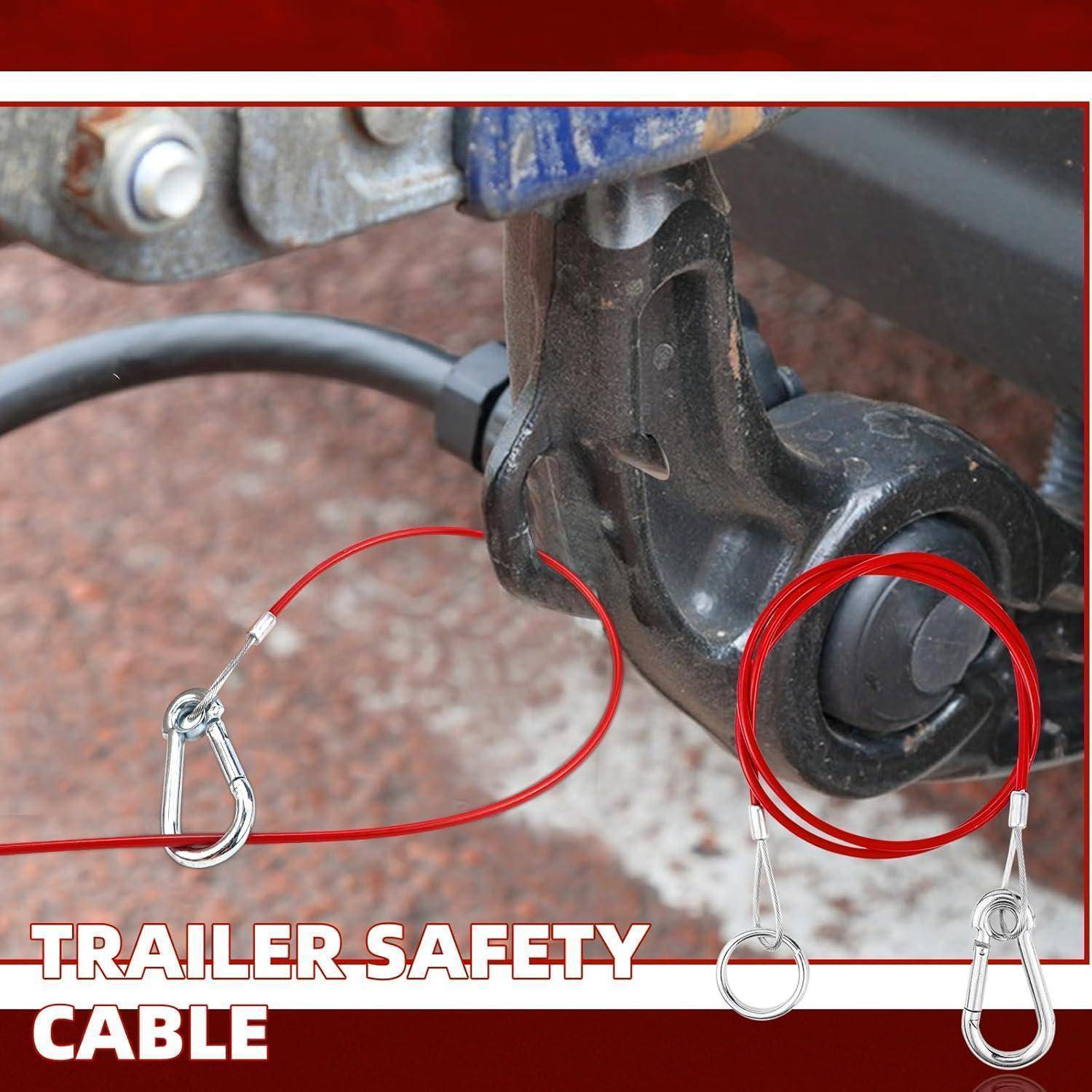Nahaufnahme eines Anhänger-Sicherheitsseils, das in der Nähe der Anhängerkupplung befestigt ist, mit den Worten „TRAILER SAFETY CABLE