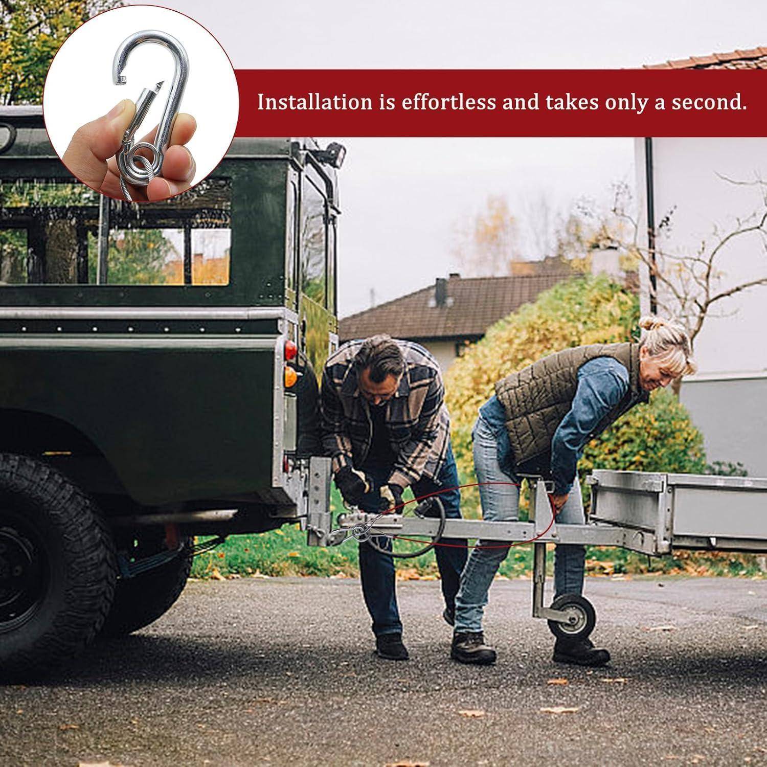 Zwei Personen befestigen eine Anhängerkupplung an einem Fahrzeug, mit vergrößerter Nahaufnahme einer Hand, die einen Federklemmer verwendet; der Text lautet „Die Installation ist mühelos und dauert nur eine Sekunde.