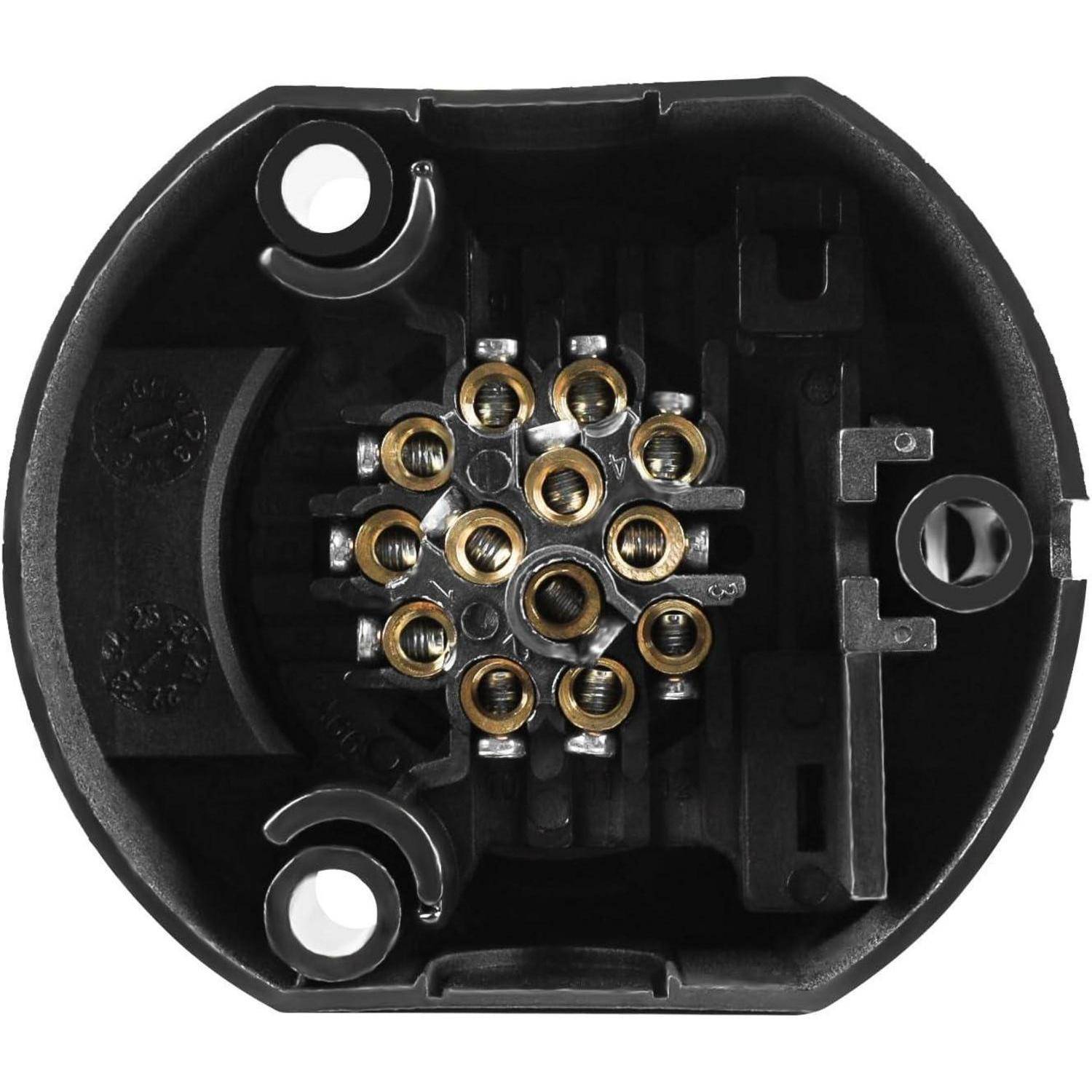 Schwarzes Kunststoff-Elektrostecker-Gehäuse mit mehreren Messingkontaktterminals im Inneren, von vorne betrachtet