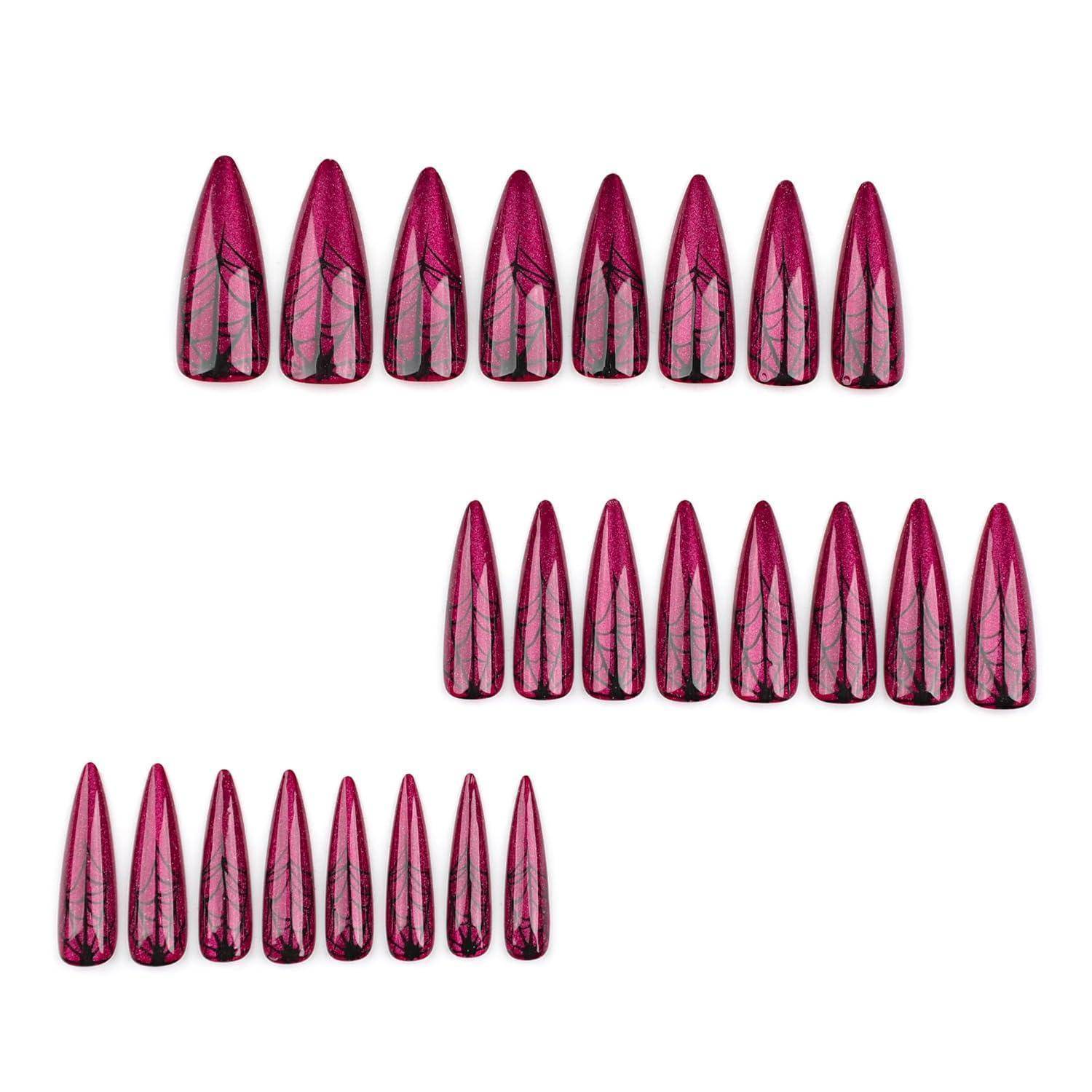 Drei Reihen glänzender magentafarbener Stiletto-Nagelspitzen mit schwarzen aderartigen Mustern, gezeigt auf weißem Hintergrund.