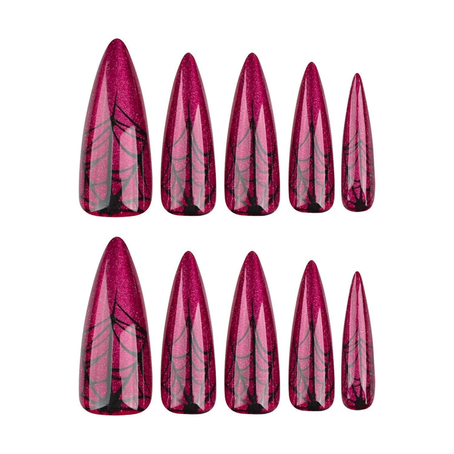 Zwei Reihen mit je fünf magentafarbenen, glitzernden stiletto-förmigen Nagelspitzen mit schwarzen netzartigen Mustern, auf weißem Hintergrund präsentiert.