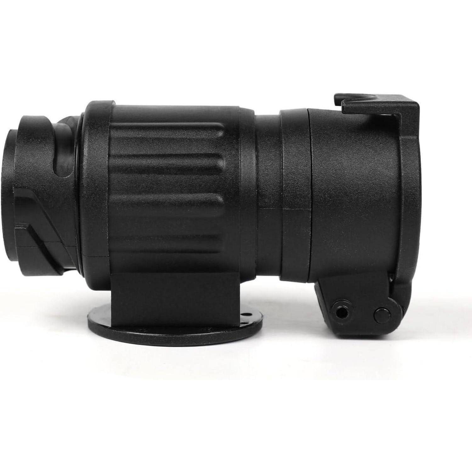 Schwarzes zylindrisches Kamera-Objektivzubehör oder Adapter in Seitenansicht auf weißem Hintergrund.