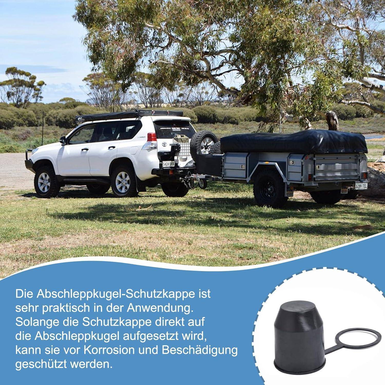 Weißer SUV zieht einen Anhänger auf einem Grasfeld; das untere Panel zeigt eine Schutzkappe für die Anhängerkupplung mit deutschem Text, der erklärt, dass sie vor Korrosion und Beschädigungen schützt.