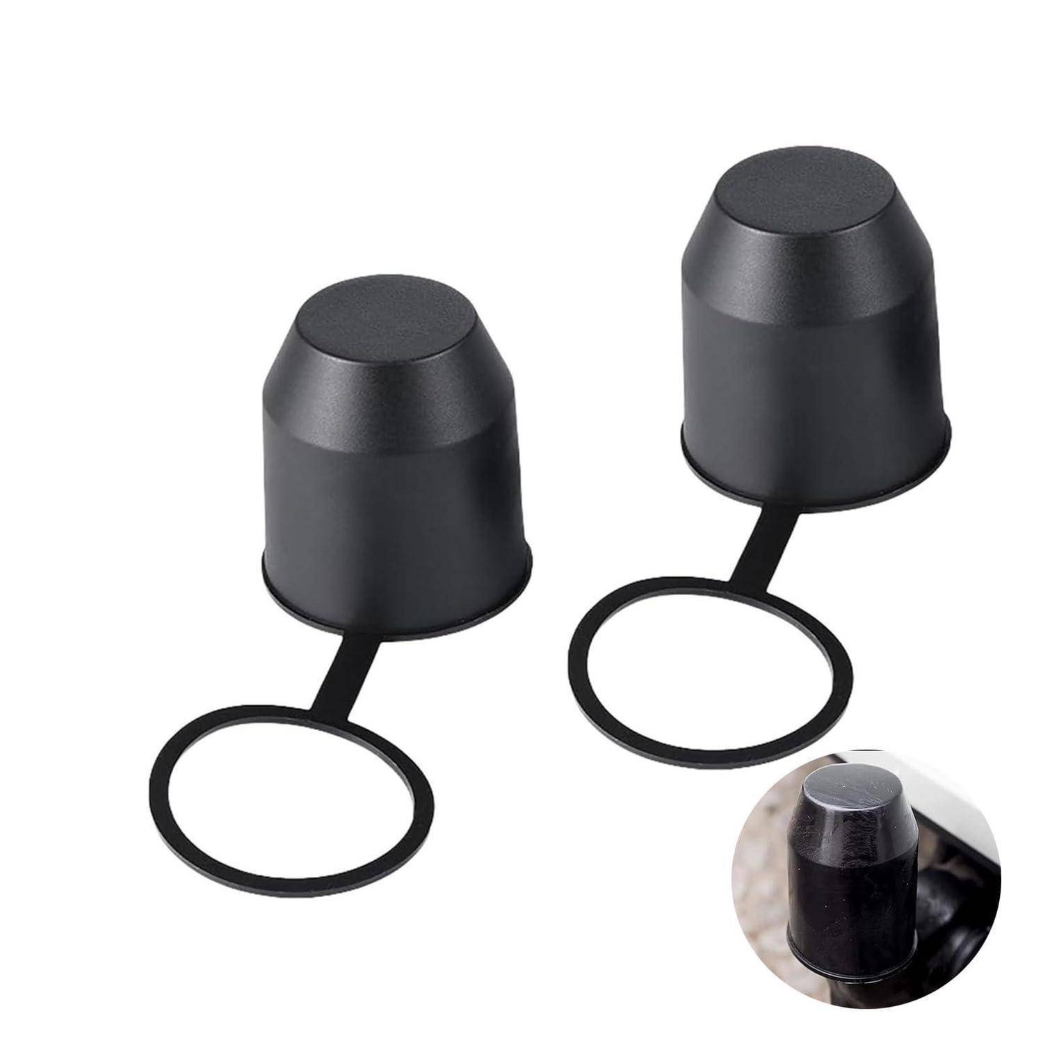 Zwei schwarze Gummi-Schutzdeckel mit befestigten Ringen, gezeigt als Paar und mit einer kleinen eingefügten Nahaufnahme eines auf einem Stecker installierten Deckels.