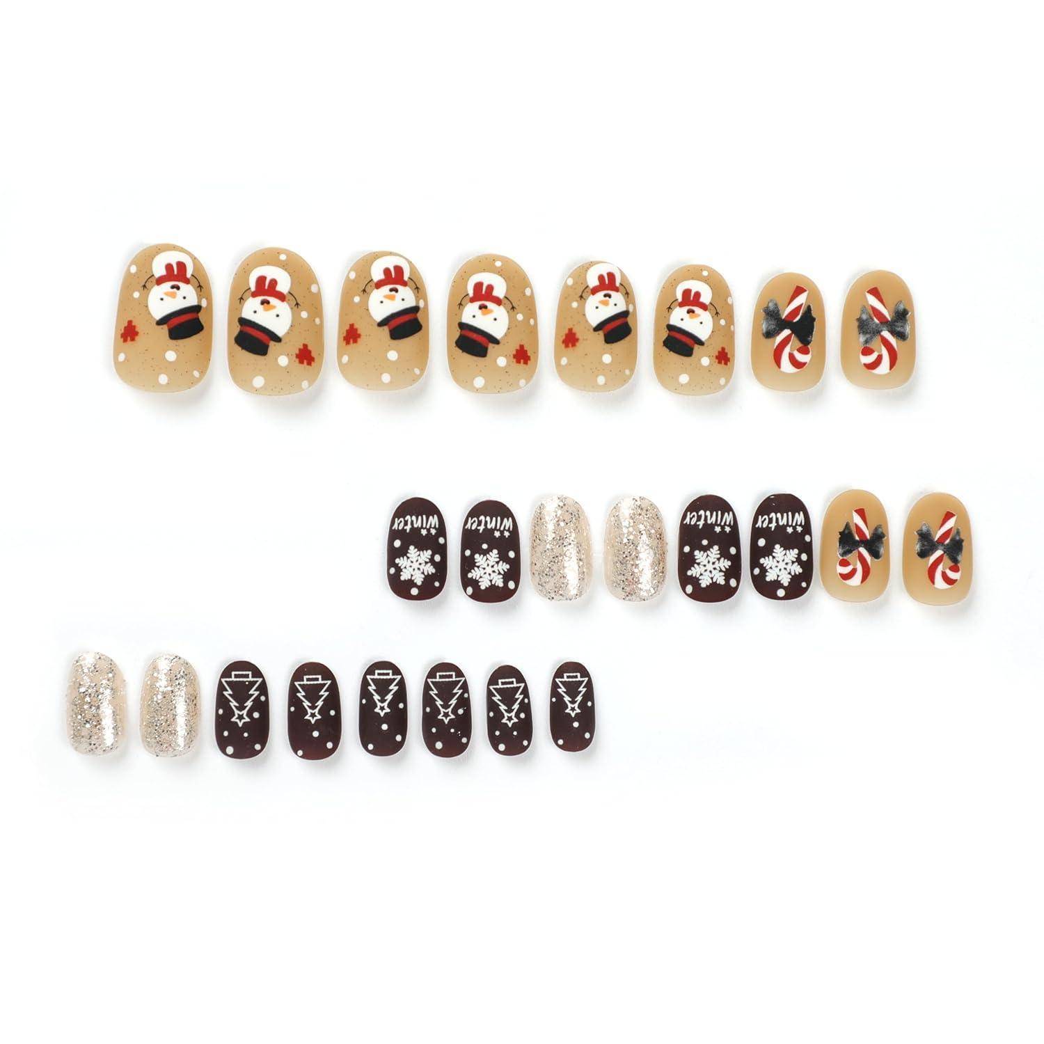 Assortierte festliche Weihnachtsnagel-Kunsttipps mit Schneemännern, Zuckerstangen, Wintermustern und Glitter in Beige, Braun, Weiß und Rot.