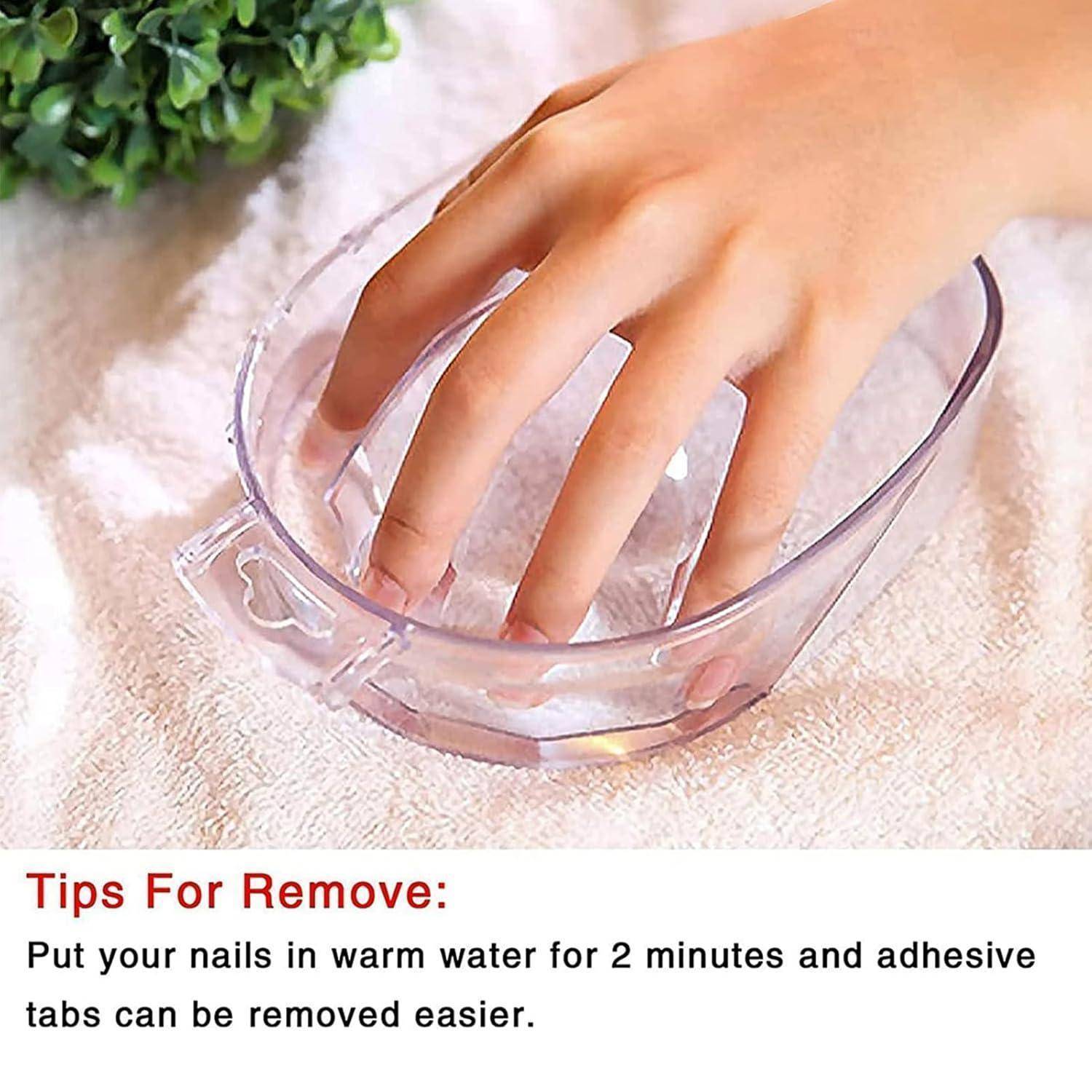 Hand soaking in a clear bowl of warm water, with text advising: 'Tipps zum Entfernen: Legen Sie Ihre Nägel 2 Minuten lang in warmes Wasser und Haftungsplättchen können leichter entfernt werden.