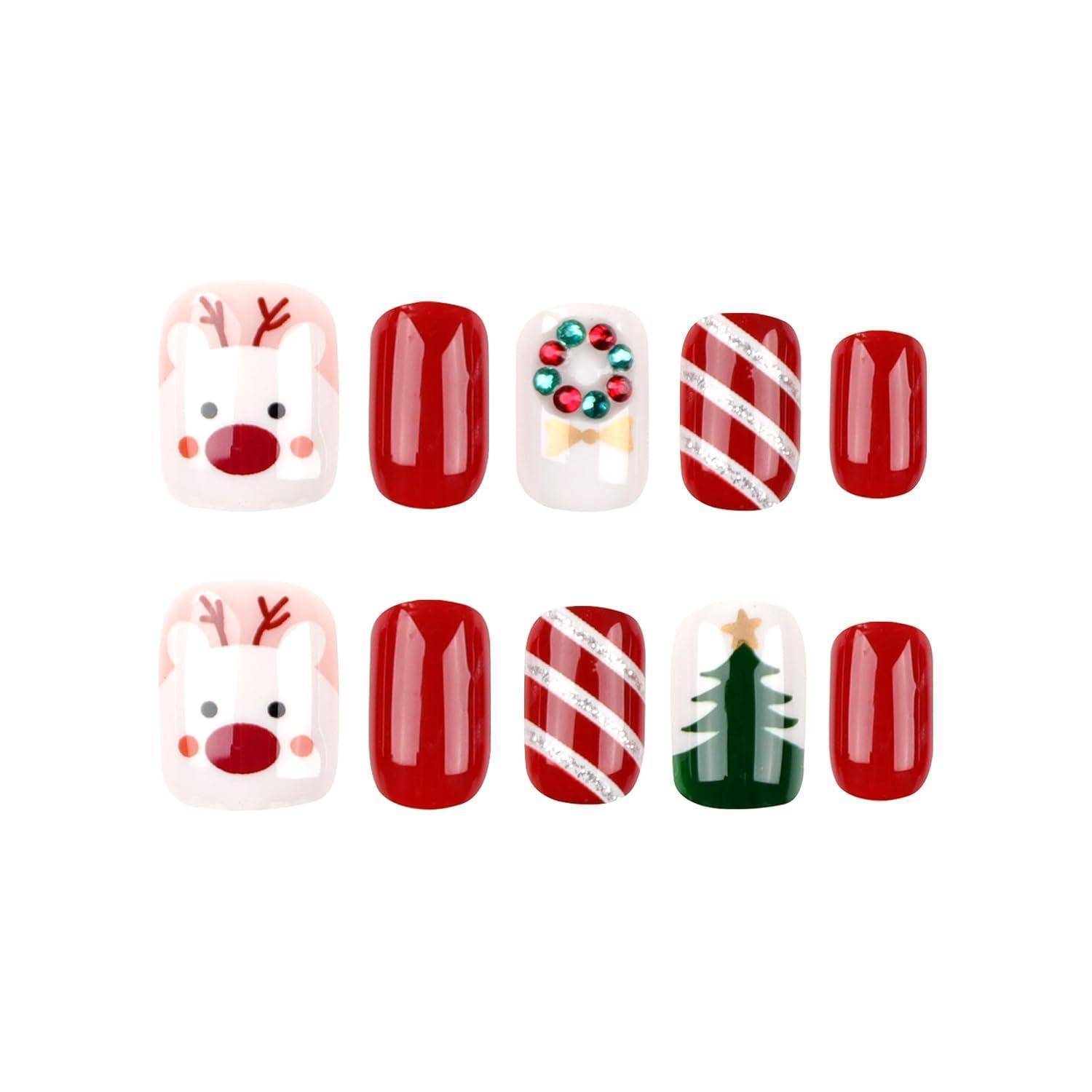 Zwei Reihen festlicher Nägel zum Aufkleben mit Weihnachtsmotiven: Rentiere, durchgehendes Rot, Zuckerstangen-Streifen und Weihnachtsbaumakzente.