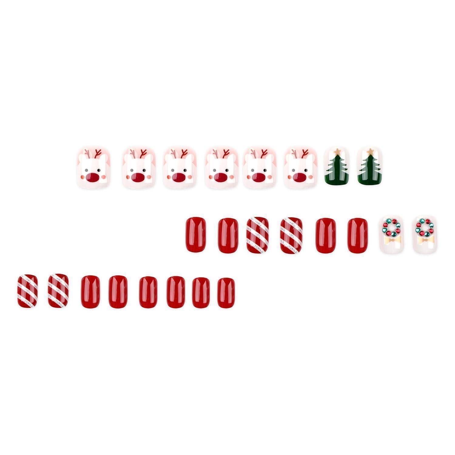 Ein Set weihnachtlich gestalteter Nageldesigns, einschließlich Rentiergesicter, grüner Bäume, rot gestreifter Zuckerstangen-Muster und Feiertagskranz-Akzenten.