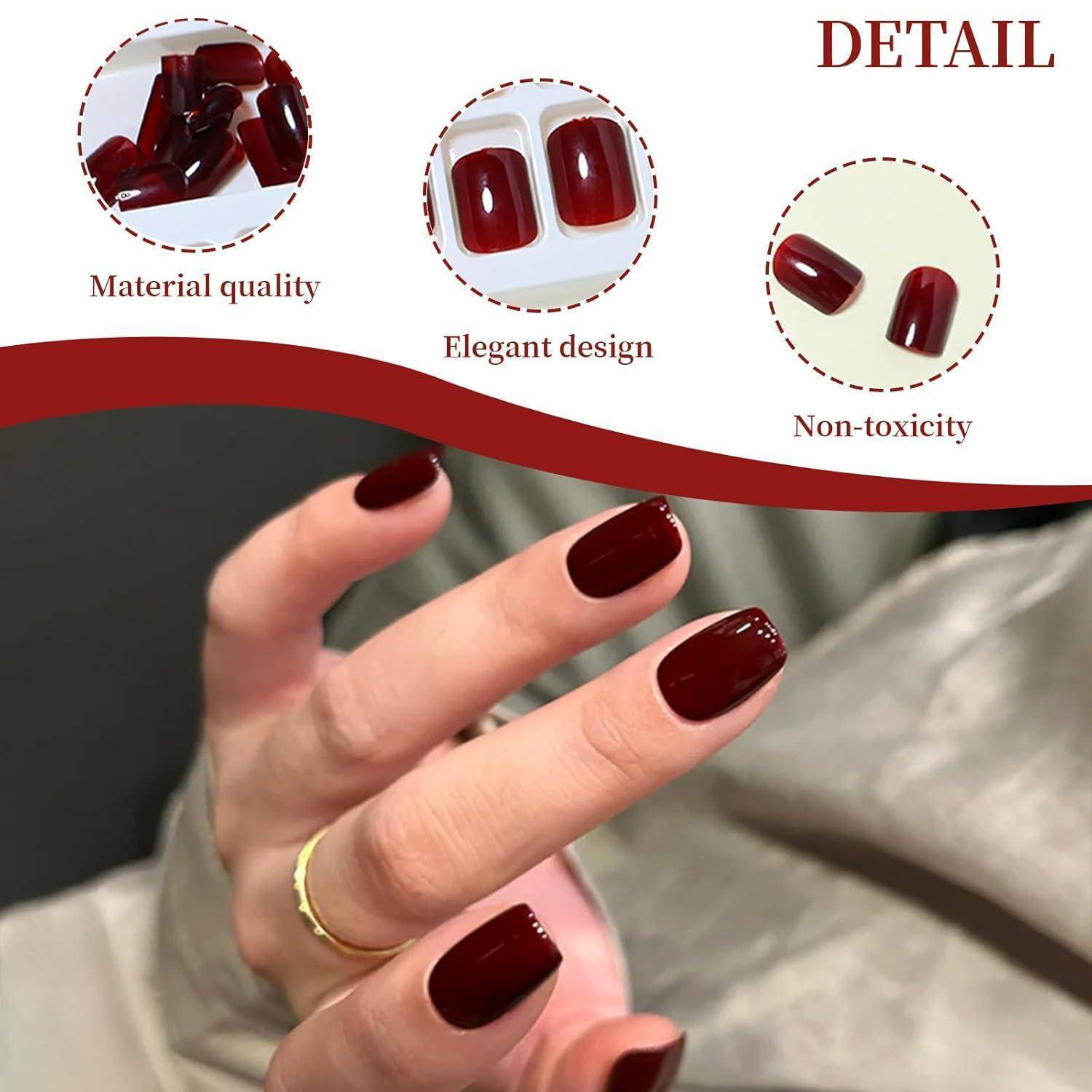 Hand mit dunkelburgunderot maniküren Nägeln, die glänzende aufklebbare Nagelspitzen tragen, mit Detailbeschriftungen für Materialqualität, elegantes Design und Ungiftigkeit.