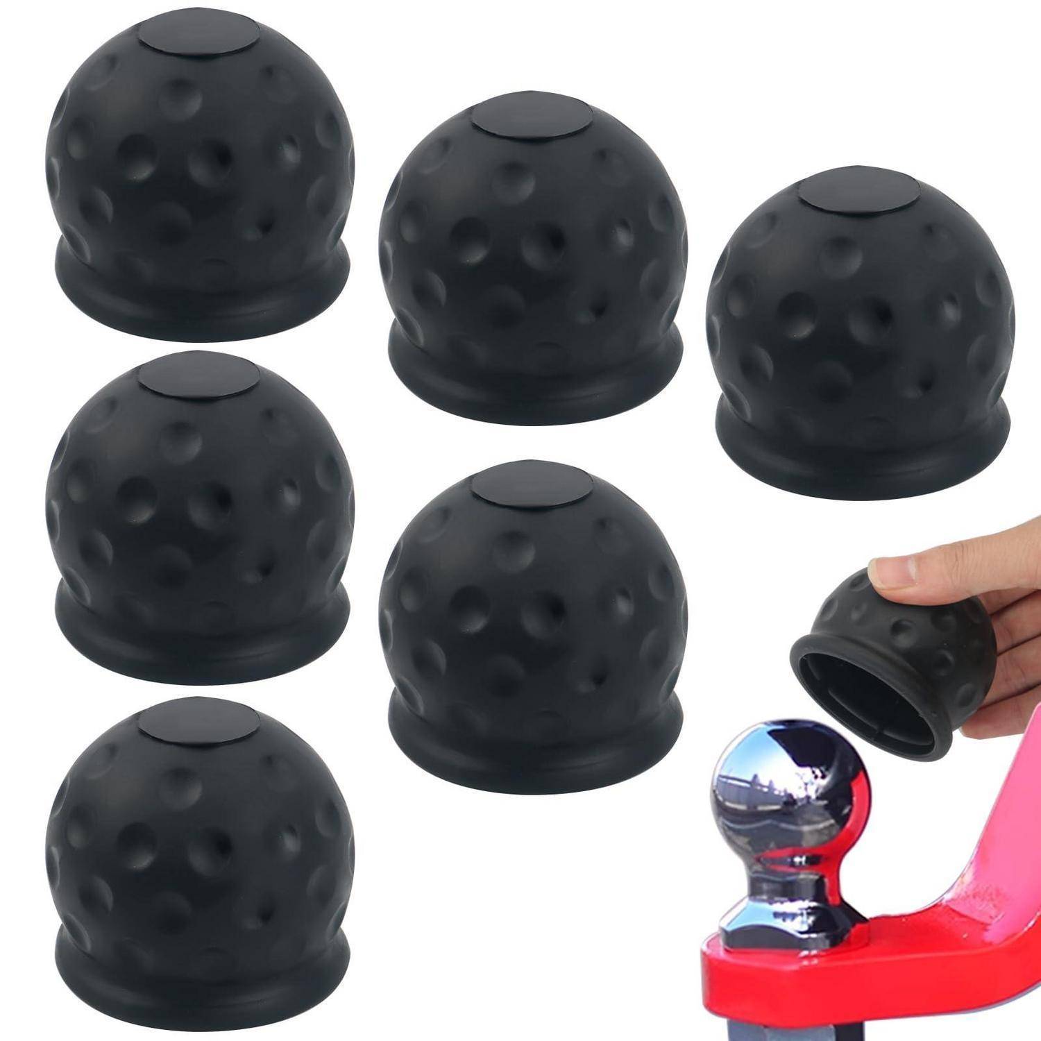 Sechs schwarze geriffelte Gummischutzabdeckungen auf weißem Hintergrund gezeigt, mit einer Hand, die eine über eine glänzende Anhängerkupplung auf einer roten Kupplungshalterung anbringt.