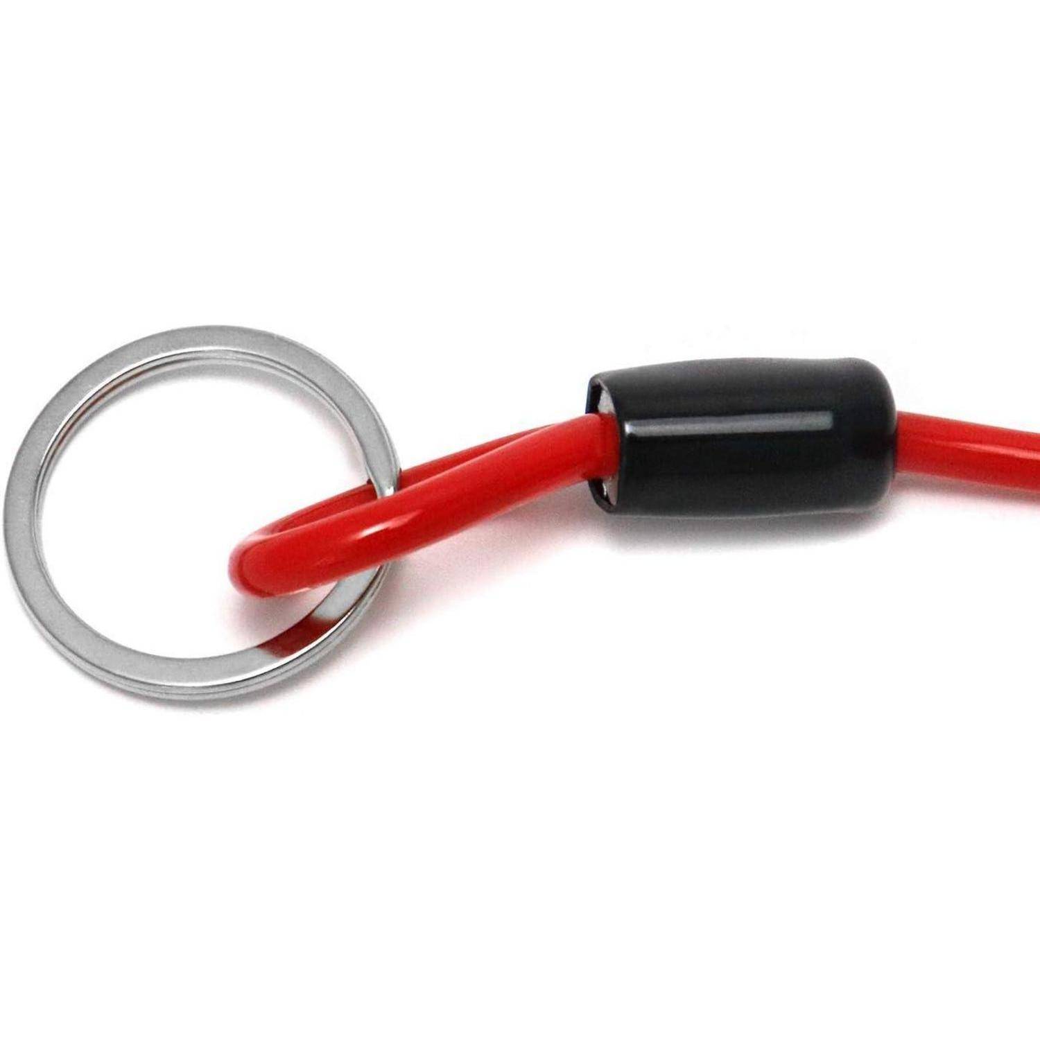 Nahaufnahme einer roten Schnur, die durch einen silbernen Schlüsselring mit einem schwarzen zylindrischen Stecker gefädelt ist.