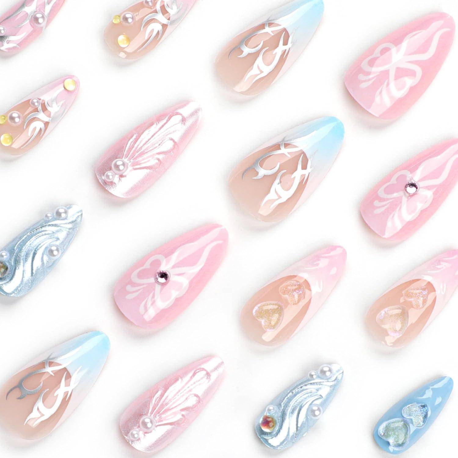 Präsentation von aufwendigen Pastellfarben-Kunstnägeln in Rosa, Blau und Nude mit weißen Blüten- und Wirbelmotiven, angeordnet auf weißem Hintergrund.