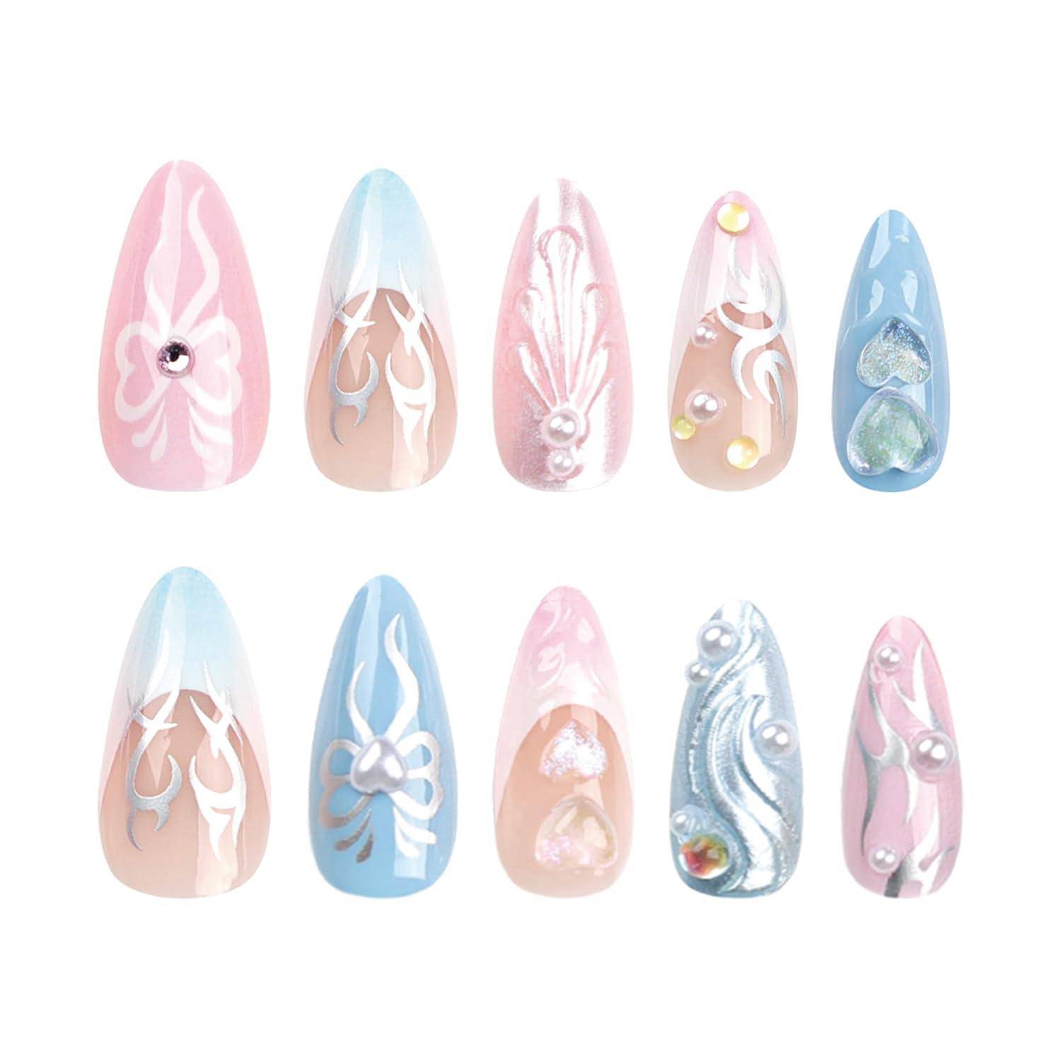 Zehn dekorative Nagelkunst-Designs in Pastellrosa, Blau und Pfirsich mit Perlen-, Edelstein- und silbernen Wirbel-Akzenten auf weißem Hintergrund.