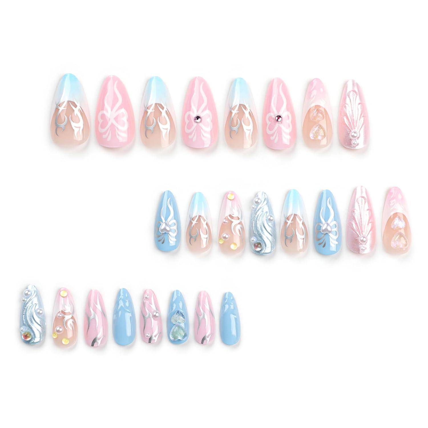 Drei Reihen dekorativer Nageldesigns in Pastelltönen in Rosa, Blau und Nude mit floralen, Wirbel- und Edelsteinakzenten auf weißem Hintergrund.
