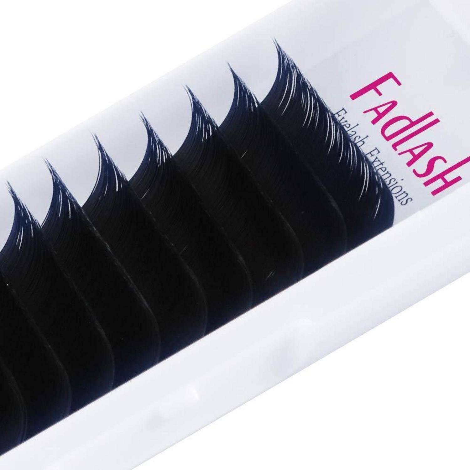 Schachtel mit schwarzen künstlichen Wimpern mit der Bezeichnung „Fadash