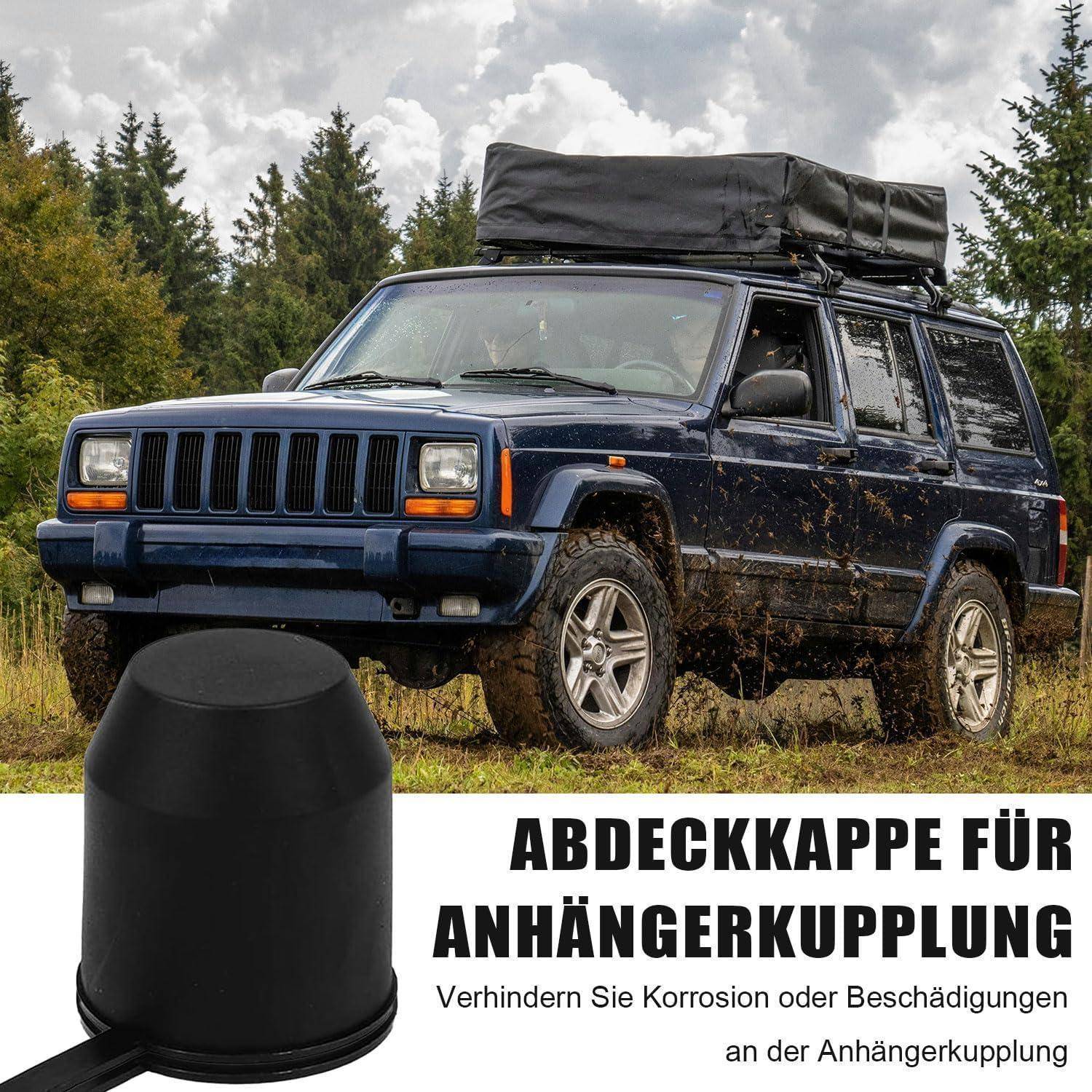 Blaues Gelände-SUV mit Dachgepäckzelt in einem schlammigen Feld, plus eine Anhängerkupplungsabdeckung; Deutscher Text besagt „Abdeckung für Anhängerkupplung