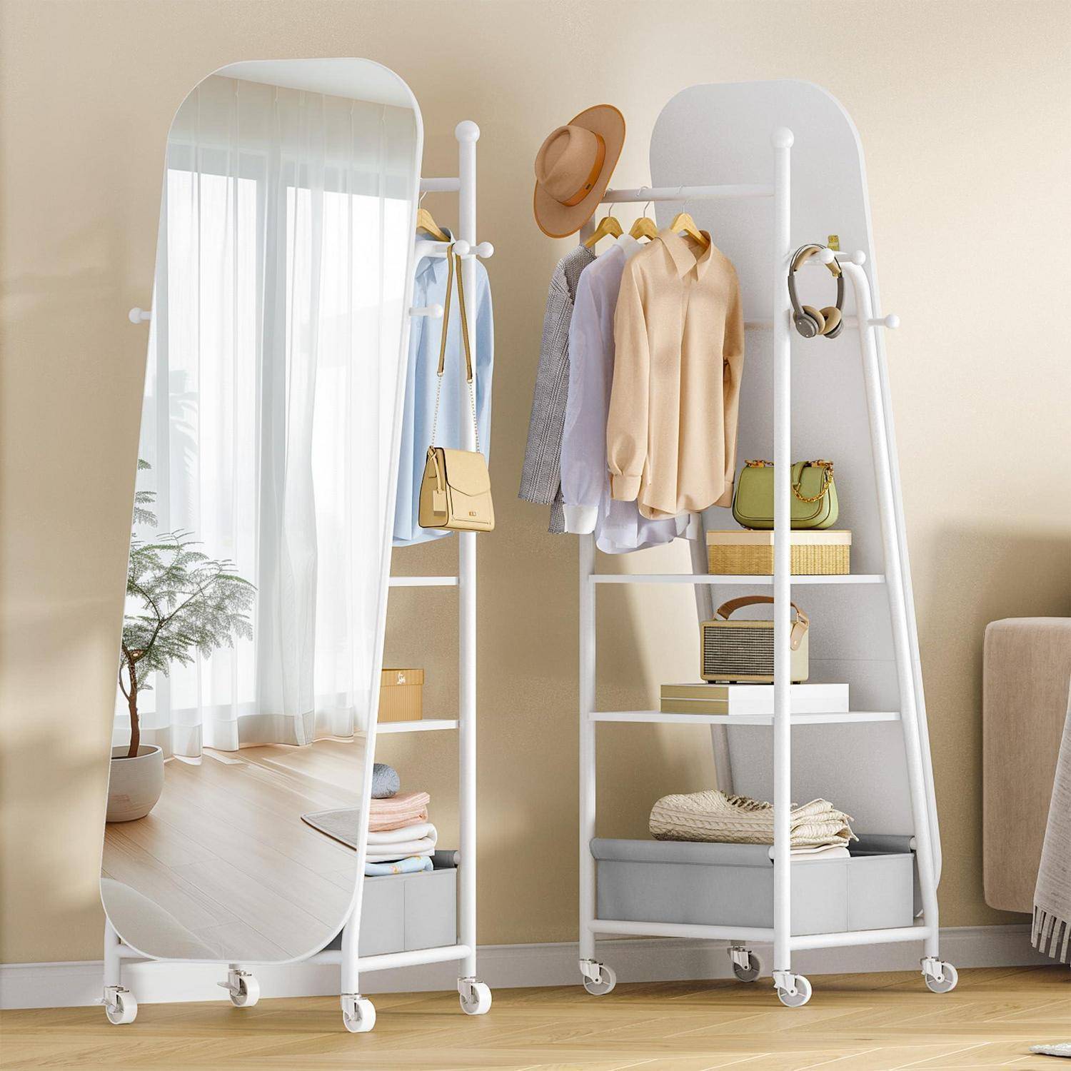 Weiße Rollständer für Kleidung mit Spiegeln, auf denen hängende Kleidung, Hüte, Taschen und gefaltete Wäsche in einem hellen Raum ausgestellt sind.