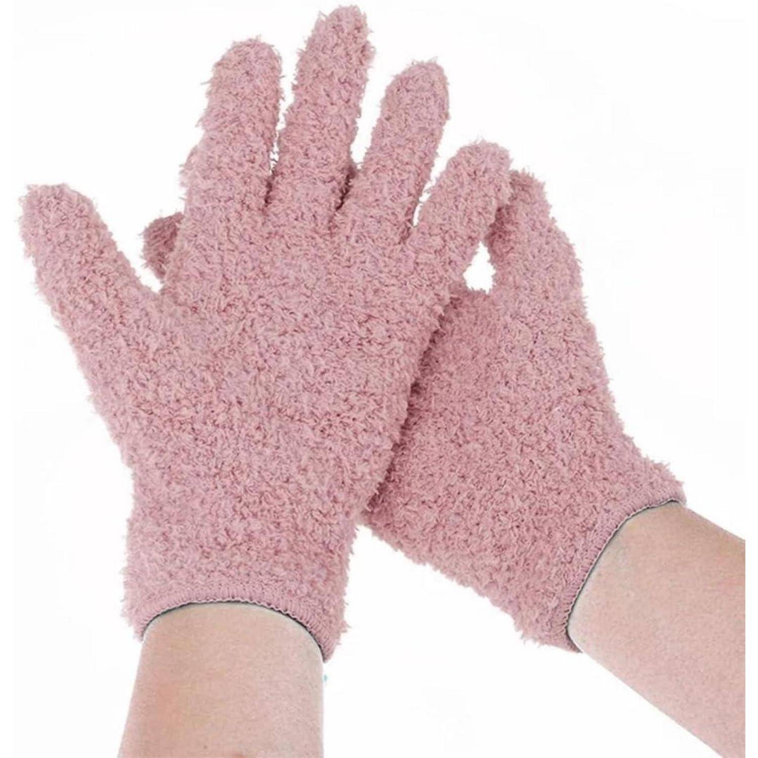 Paar rosa flauschige Handschuhe, die an den Händen getragen werden, vor weißem Hintergrund gezeigt.