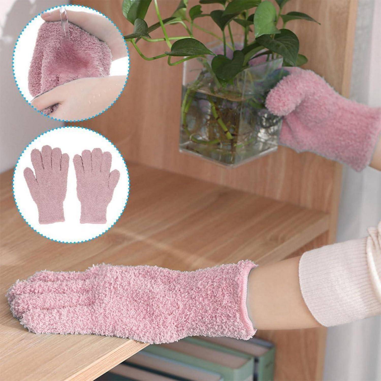 Eine Person in rosa Mikrofaser-Reinigungshandschuhen entstaubt ein Holzregal und wischt um eine Glasvase mit Pflanzen herum.