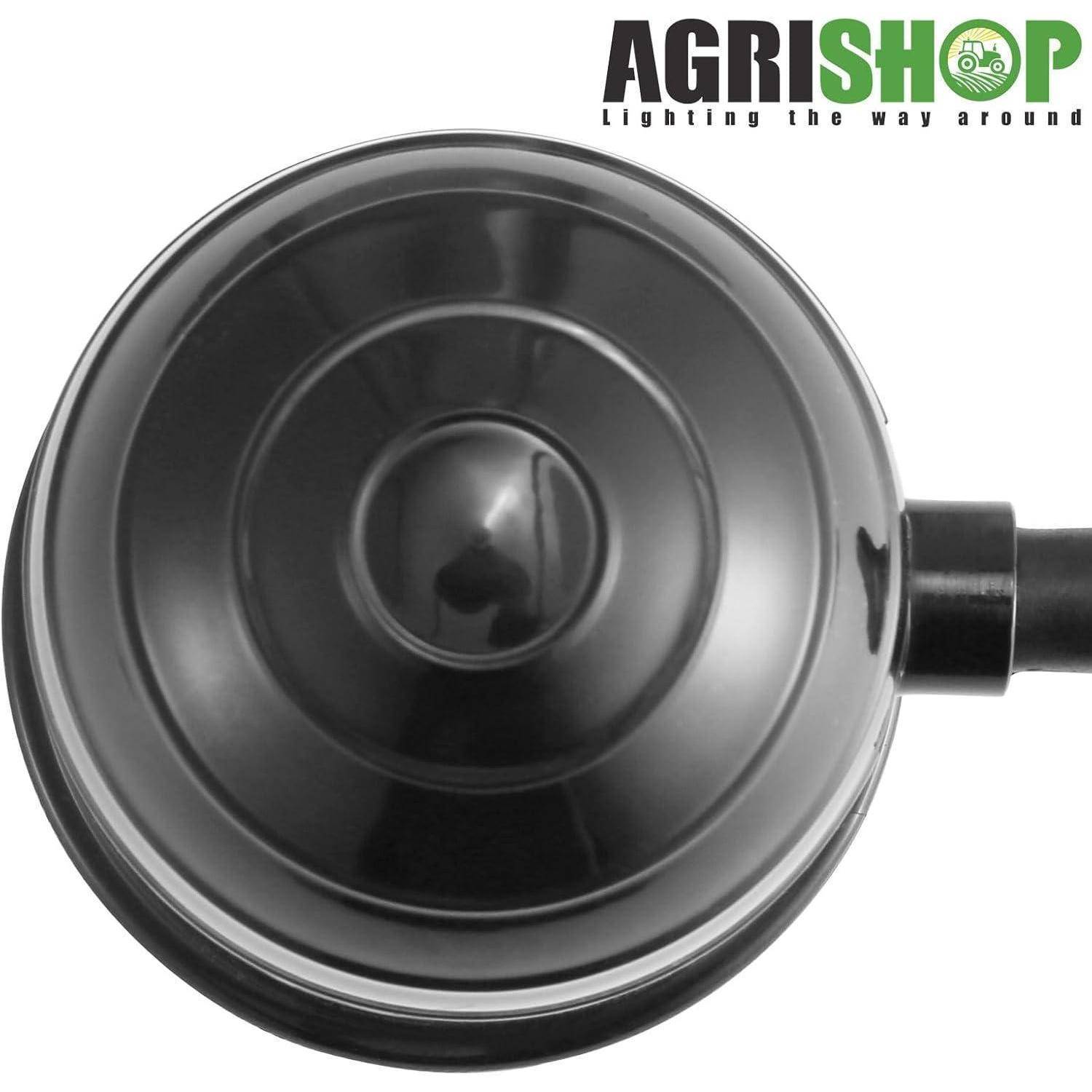 Nahaufnahme eines schwarzen, runden landwirtschaftlichen Lichts oder hornartigen Geräts mit seitlich angebrachtem Stiel, mit der Marke AGRISHOP und dem Slogan „Lighting the way around