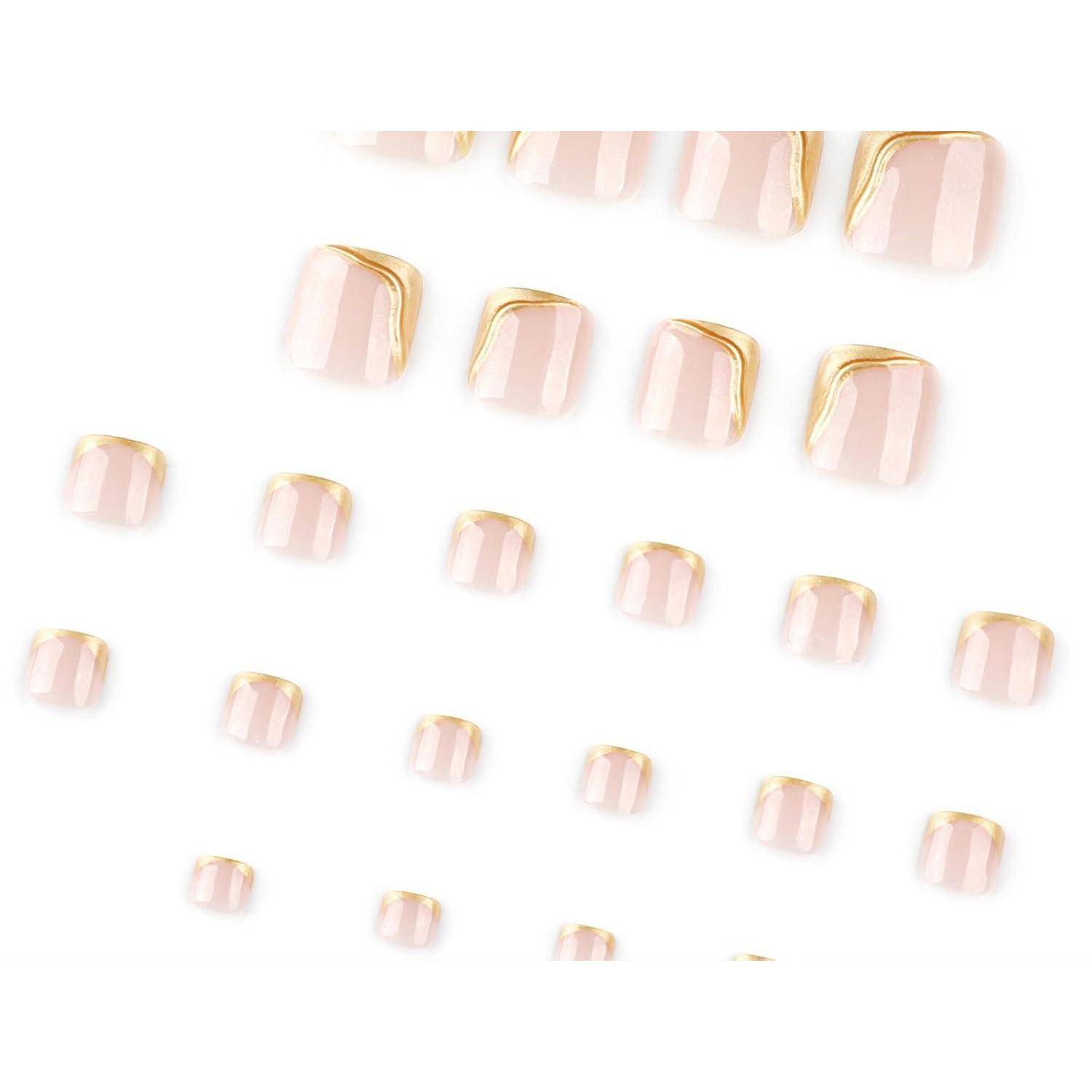 Abstraktes Muster von hellrosa glänzenden Nagelspitzen mit Goldkanten, die diagonal auf weißem Hintergrund angeordnet sind.
