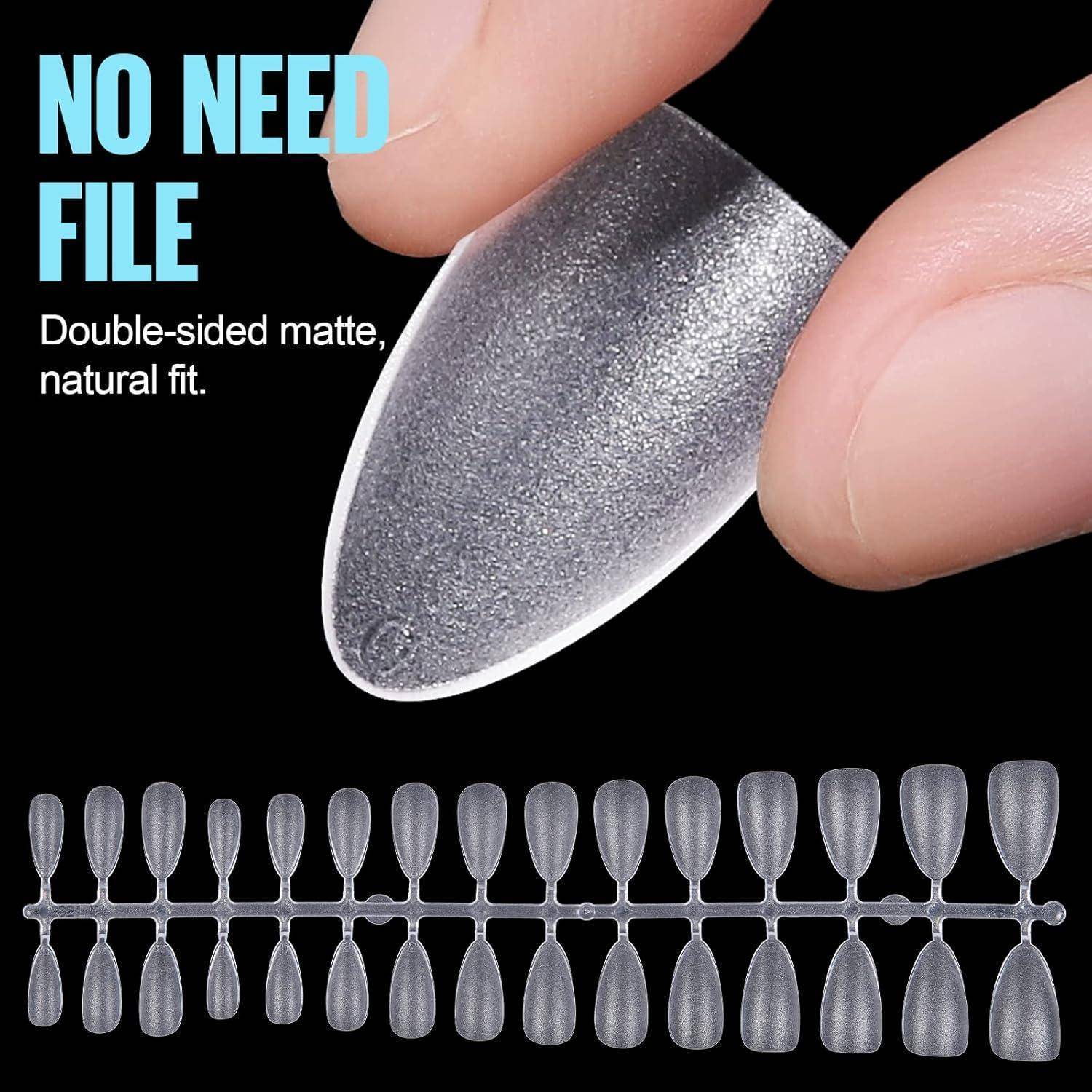 Werbegrafik einer Nagelfeile mit einer Nahaufnahme einer durchscheinenden Feilen-Spitze und einer Reihe von mehreren Nagelfeilen-Formen, mit dem Text „KEINE FEILE NÖTIG