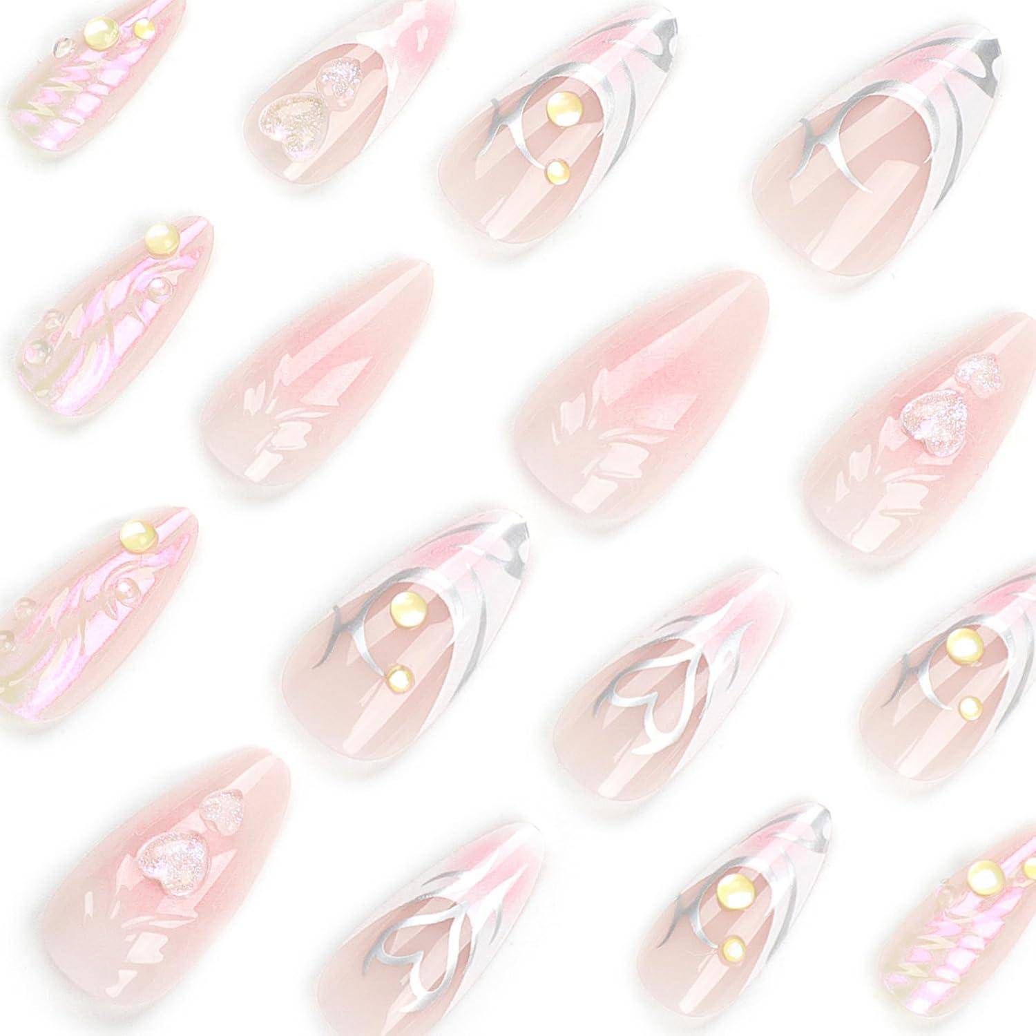 Muster aus assotierten, langgestreckten, mandelförmigen Rosa- und Nude-Nageldesigns mit Herzen, Perlen, Glitter und metallischen Akzenten auf weißem Hintergrund.