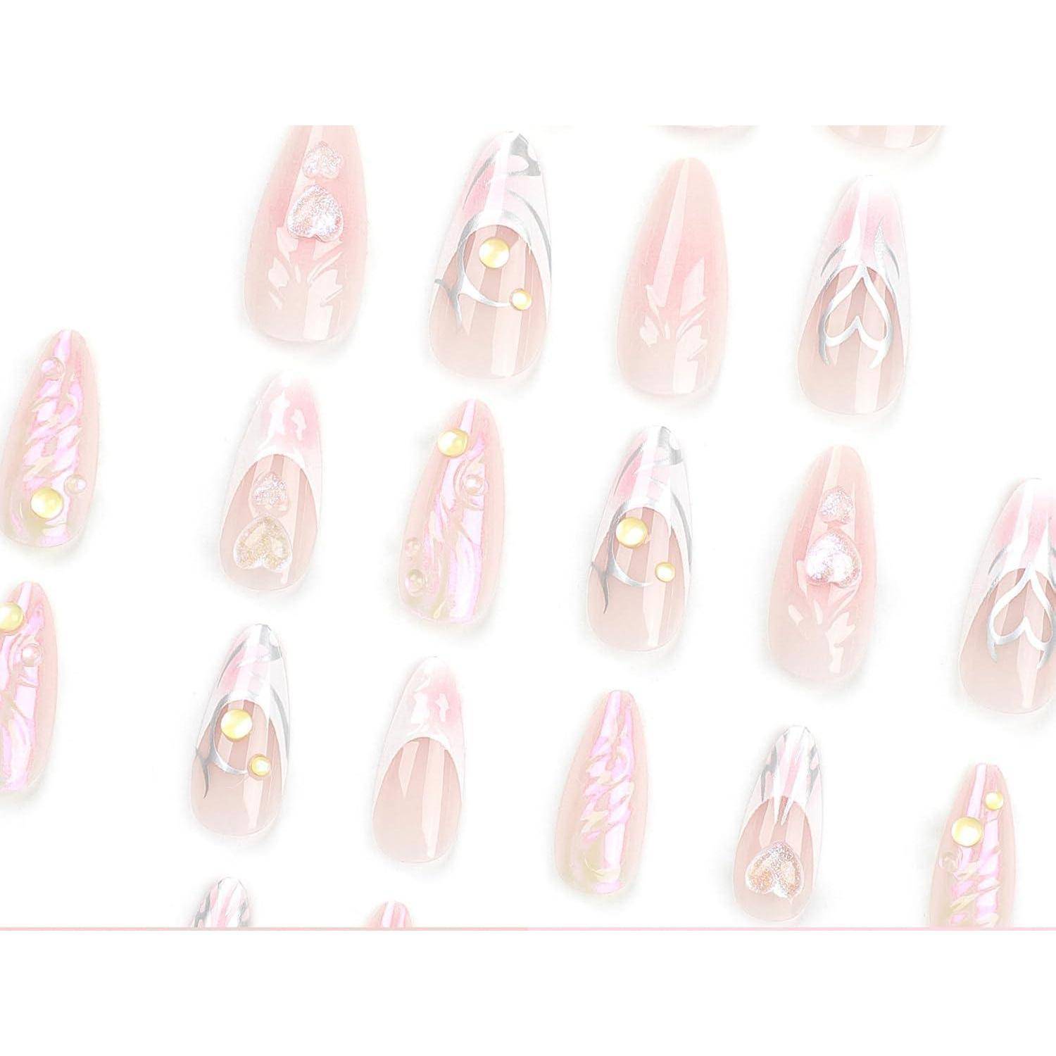 Pastellrosa Nagelkunst-Designmuster mit langen mandelförmigen Nägeln, Blumenmuster, Goldakzenten und perlmuttartigen Verzierungen auf weißem Hintergrund.