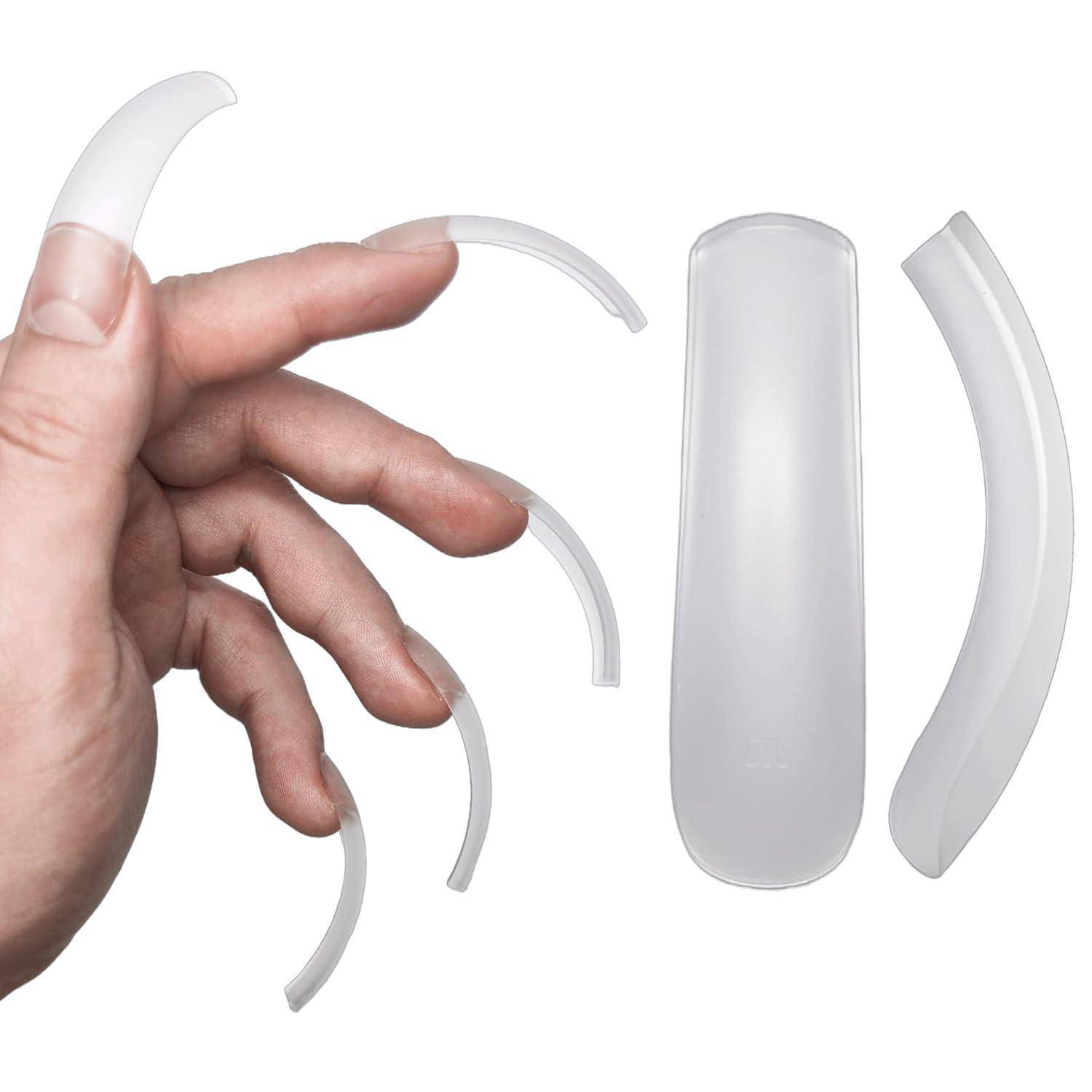 Hand, die gekrümmte künstliche Nagelspitzen neben einer durchsichtigen Nagelform oder Press-on-Nagelformen auf weißem Hintergrund zeigt.