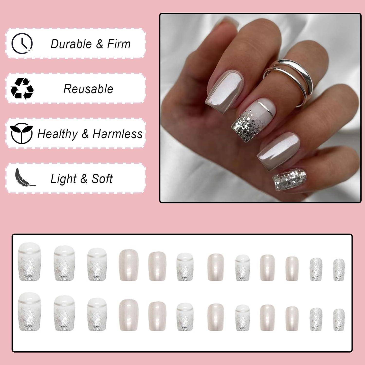 Rosa Anzeige für wiederverwendbare Press-on-Nägel mit einer Hand mit weißer und silberner Glitter-Maniküre, vier gekennzeichneten Vorteilen und einem Set von Nagelspitzen.