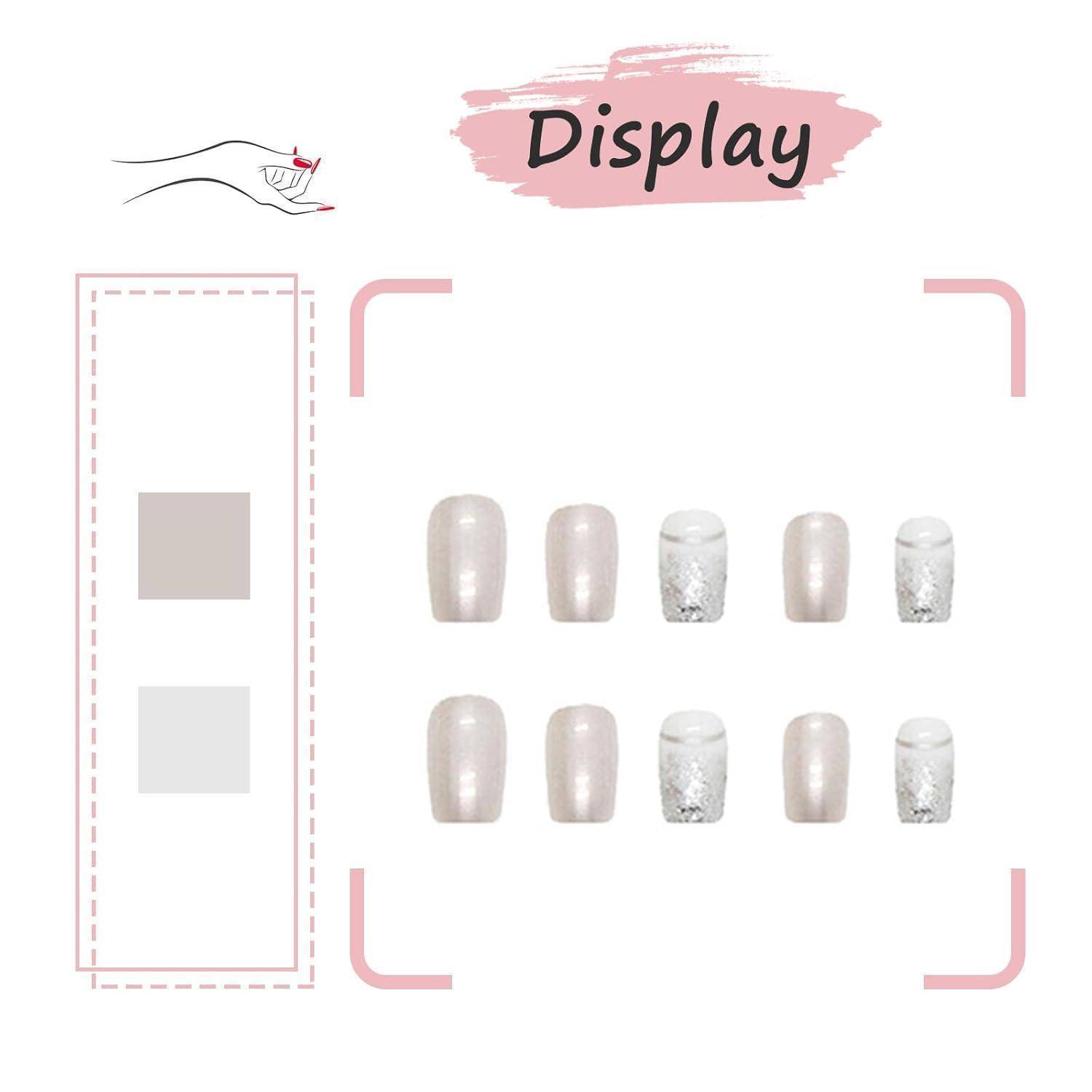 Anzeige mit zwei Reihen zu je fünf Drucknägeln in Nude- und Weiß-Glitter-Designs, mit einem Musterlayout-Panel auf der linken Seite.