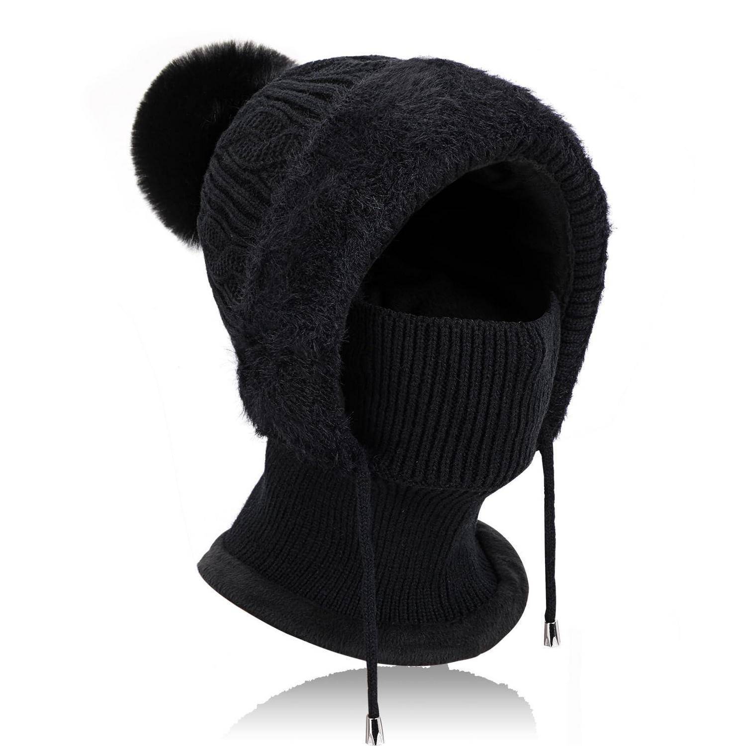 Schwarze gestrickte Winterbalaclava-Mütze mit Bommel und Ohrenschützern, auf weißem Hintergrund gezeigt.
