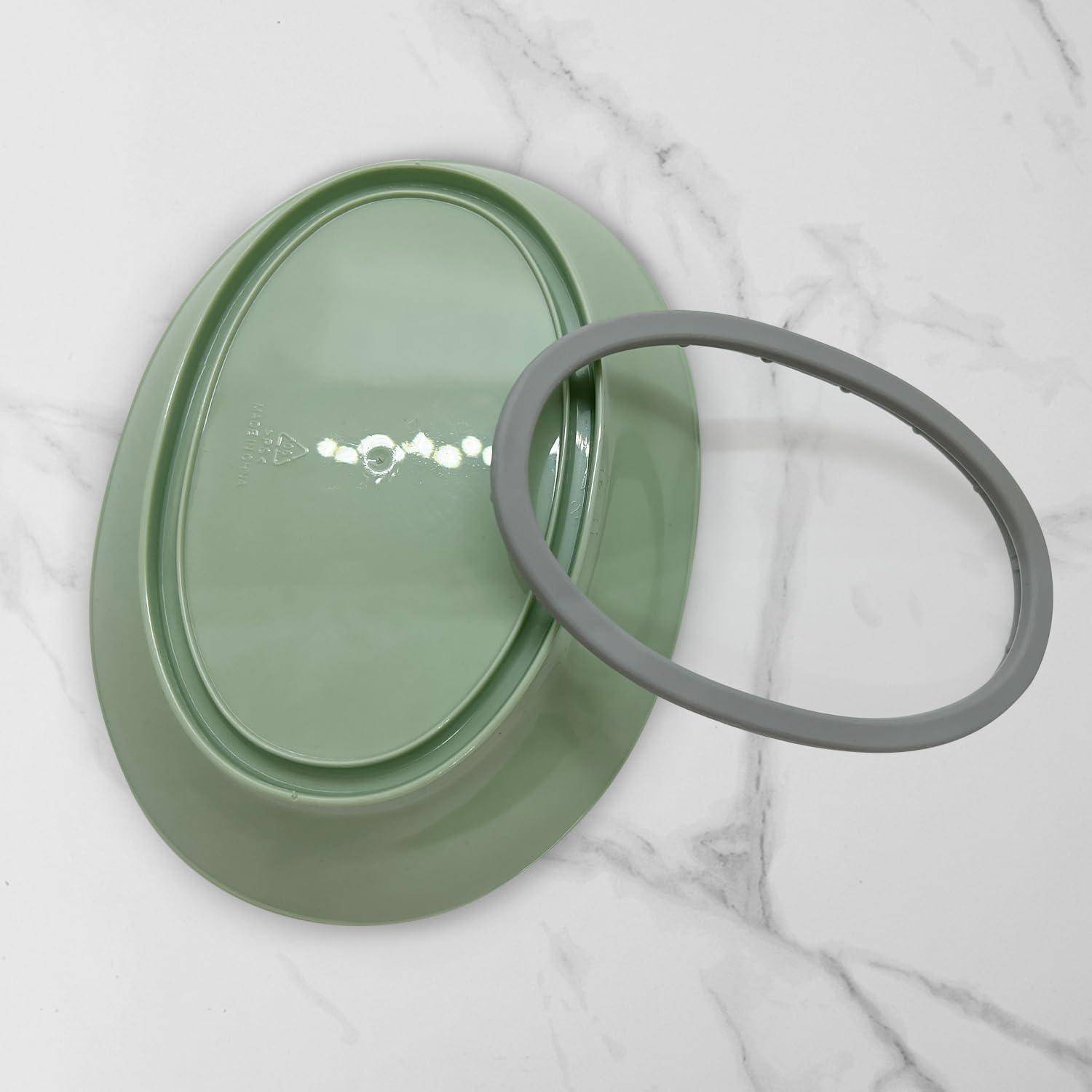 Grüner ovaler Lagerbehälter mit grauem ovalem Deckel oder Ring, gezeigt auf einer weißen MarmorOberfläche.