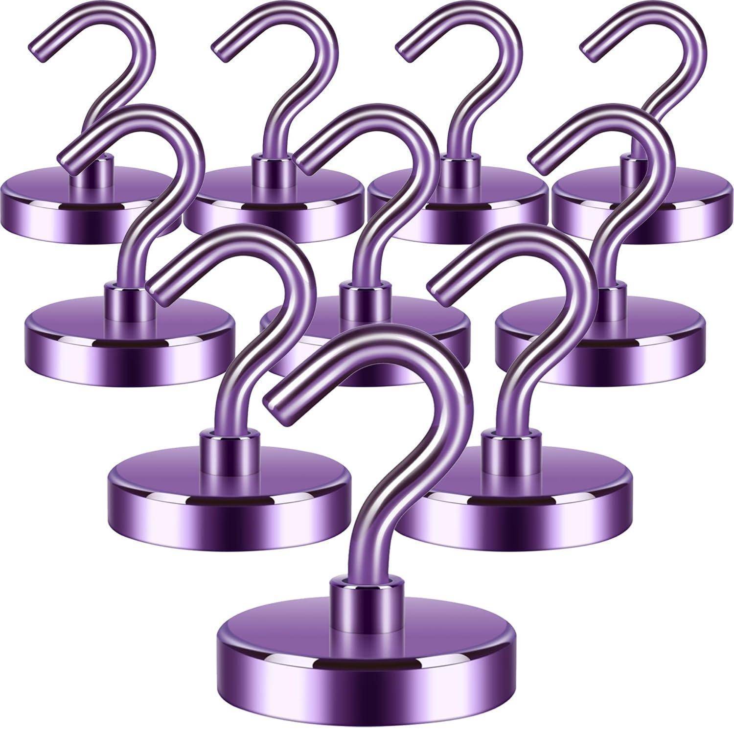 Acht violette 3D-Fragezeichen, die auf runden Basen stehen, in Reihen auf weißem Hintergrund angeordnet.