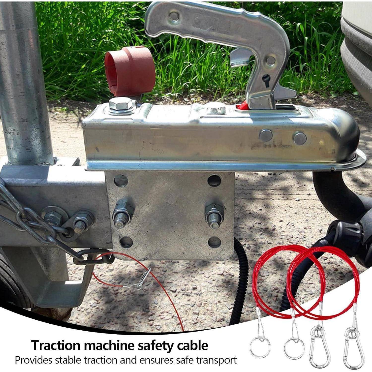 Zugmaschinen-Sicherheitskabel auf Metallbeschlag montiert, mit gekennzeichneten roten Kabelschleifen und Clips zur Gewährleistung eines stabilen und sicheren Transports.