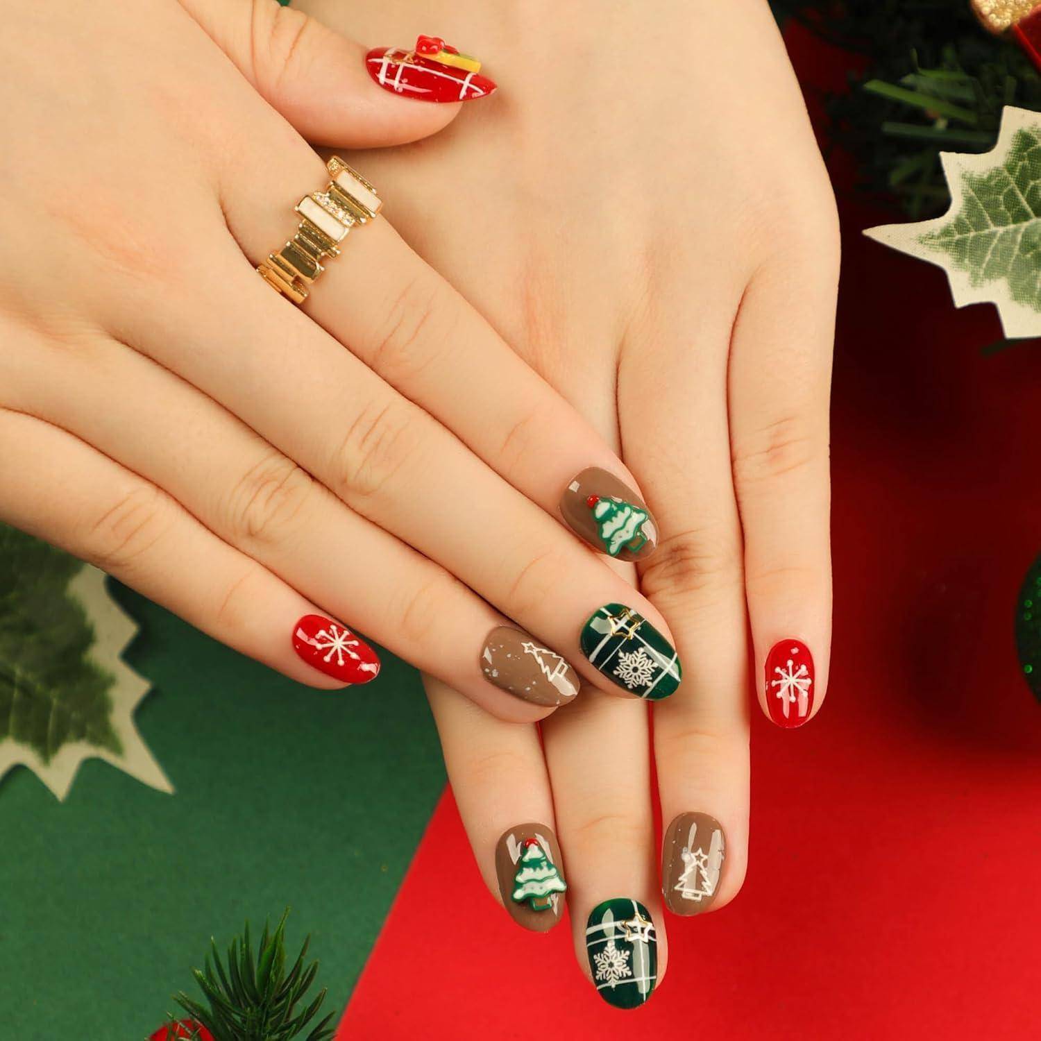 Hände mit festlicher Weihnachts-Nagelkunst in Rot, Grün und Braun, mit Schneeflocken, Bäumen und Karomuster auf einem weihnachtlich gestalteten Hintergrund.