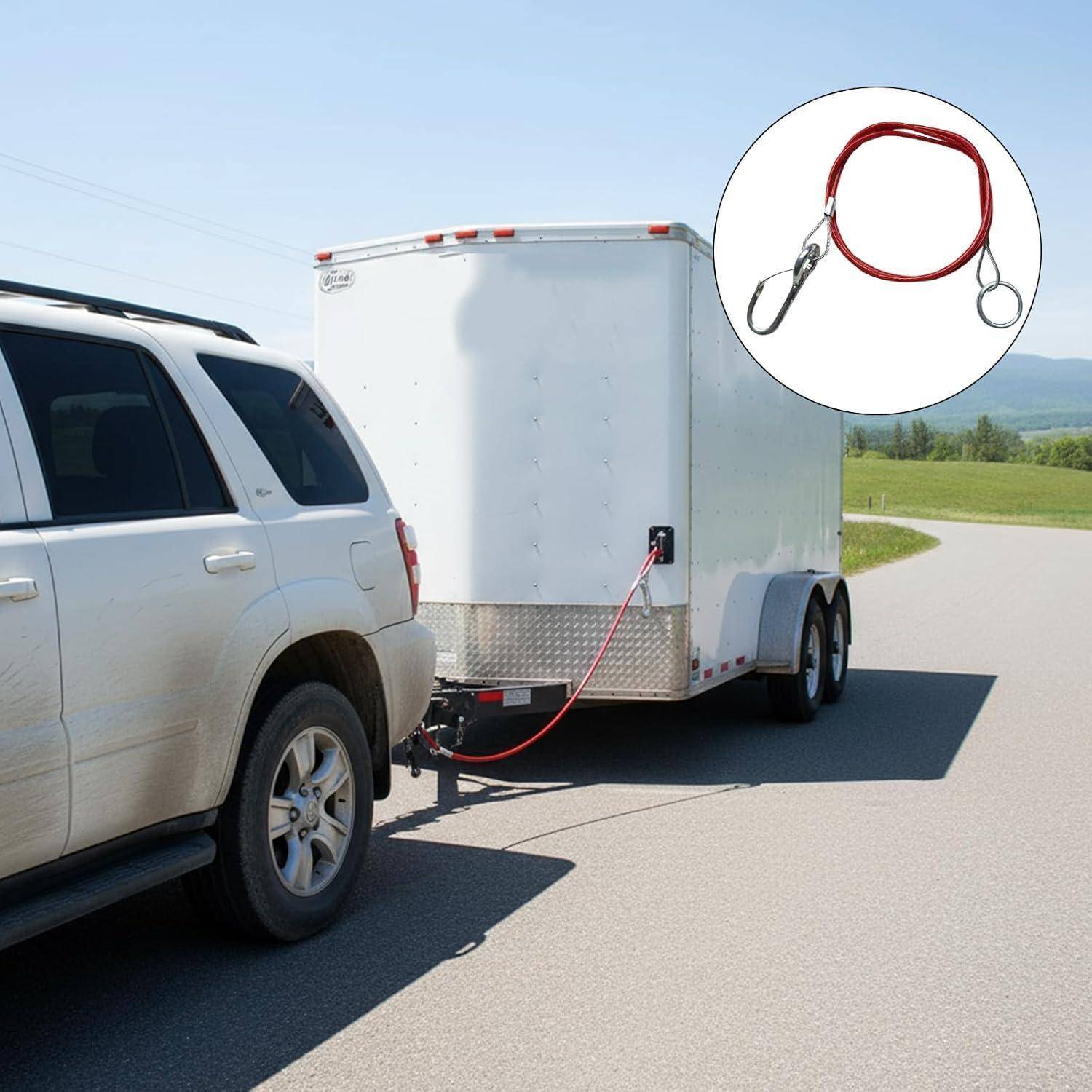 SUV zieht einen weißen geschlossenen Anhänger mit einem roten Sicherungskabel; die Vergrößerung zeigt das Kabel mit Clips an beiden Enden.
