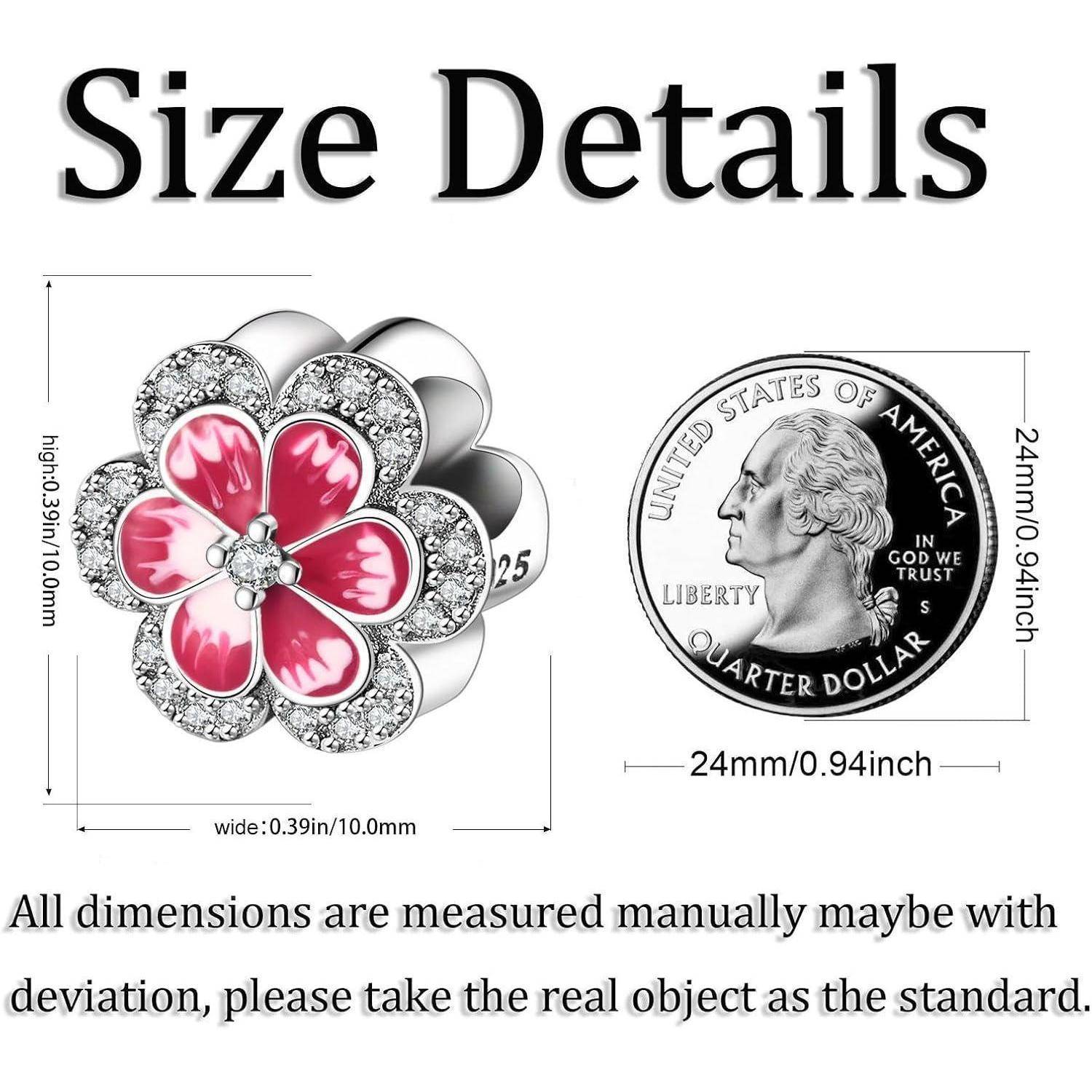 Größendetails-Grafik, die einen blütenförmigen silbernen und rosa Charm mit Abmessungen von 10 mm Breite und 10 mm Höhe zeigt, neben einer Viertel-Münze als Größenvergleich.