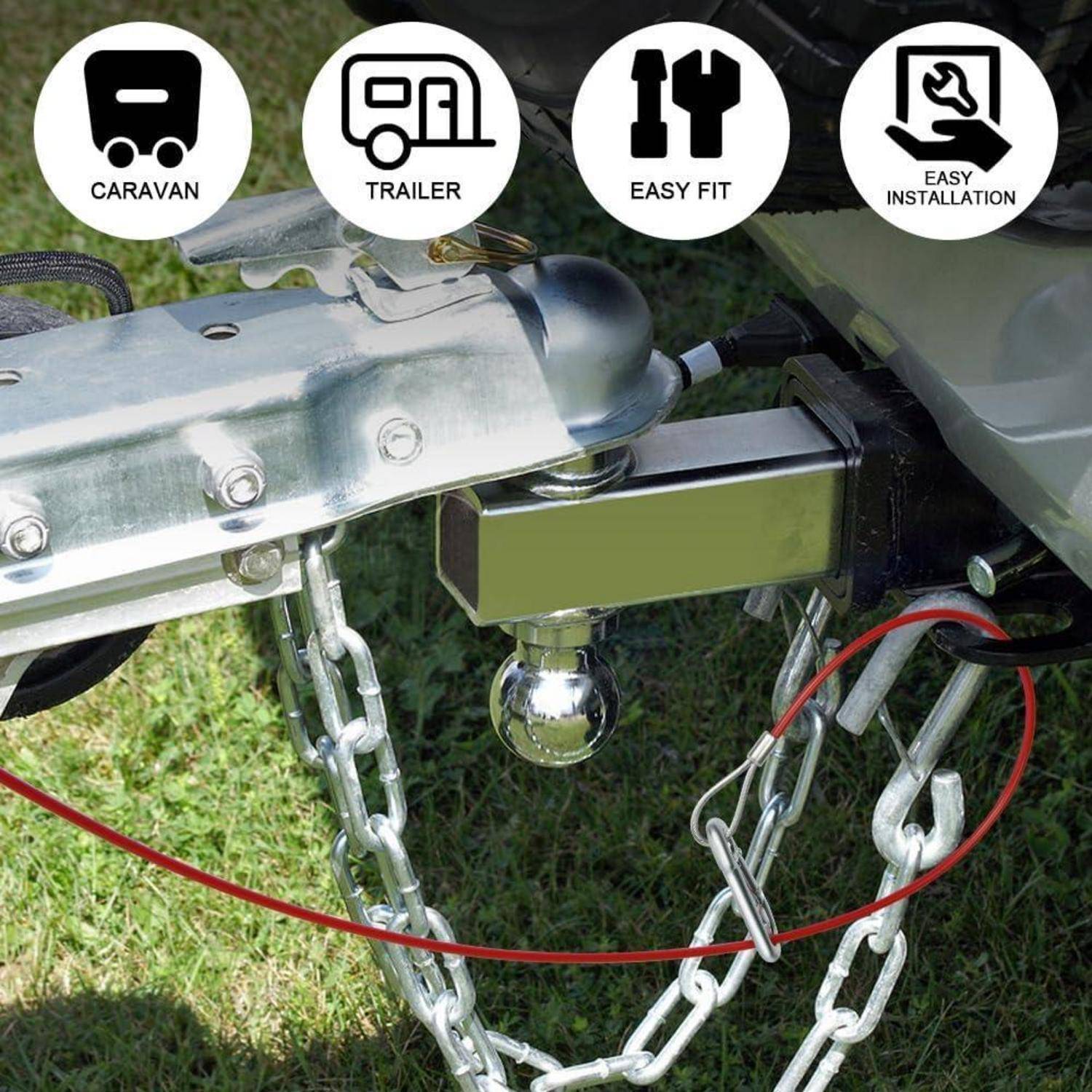 Anhängekupplung an einem Wohnwagen, die eine einfache Befestigung und unkomplizierte Installation der Abschleppverbindung mit angebrachten Sicherheitsketten zeigt.