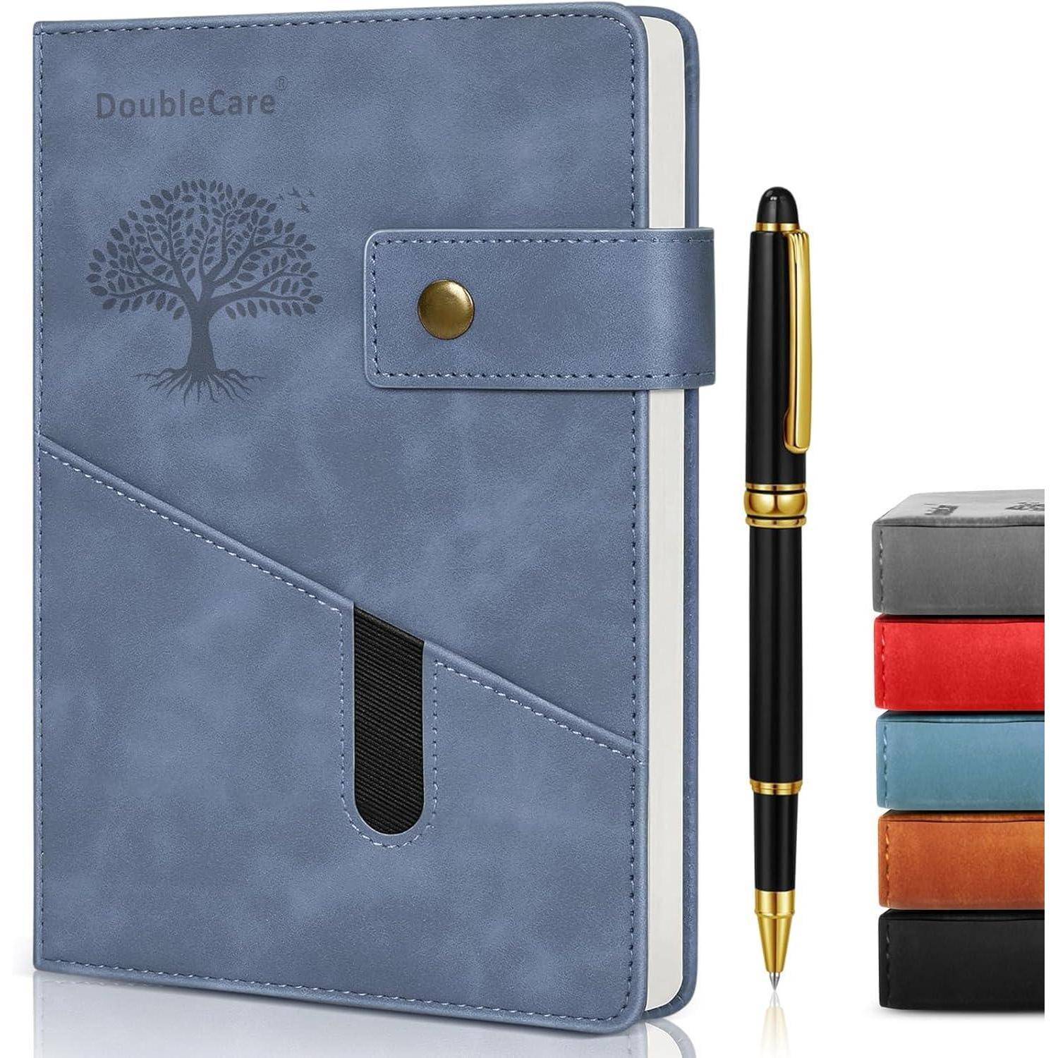 Blauer DoubleCare Notizbucheinband mit Riemenverschluss und Stiftschlaufe, dargestellt mit einem schwarzgoldenen Stift und gestapelten farbigen Notizbüchern.