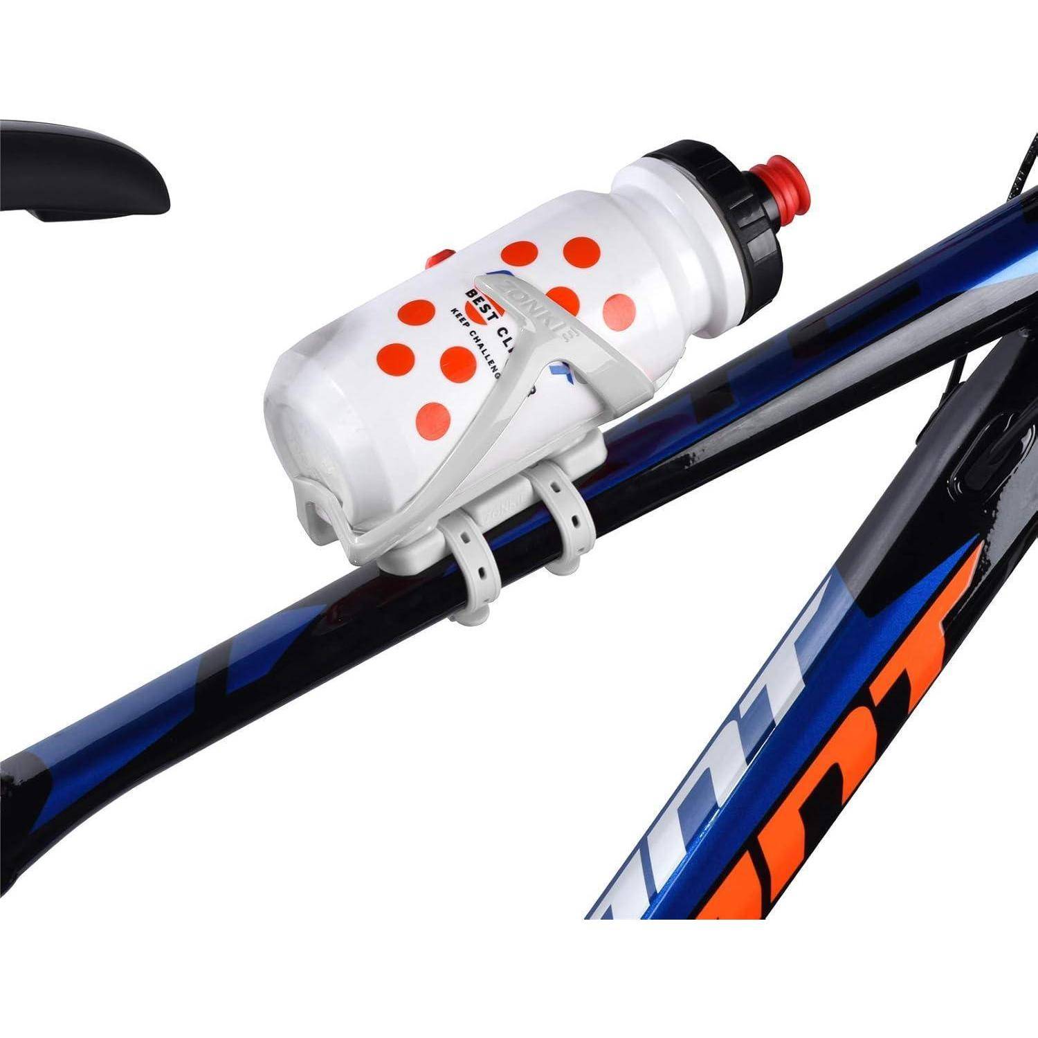 Weiße Wasserflasche mit Fahrrad-Design und orangefarbigen Punkten, in einem Kunststoffhalter am Fahrradrahmen befestigt.